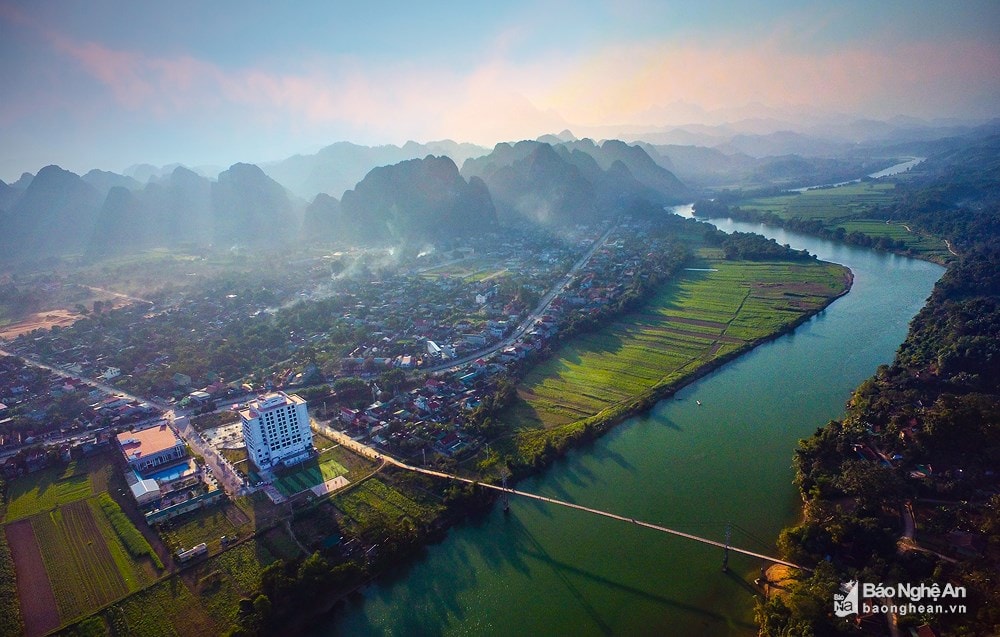 Thị trấn Con Cuông nhìn từ trên cao. Ảnh Sách Nguyễn