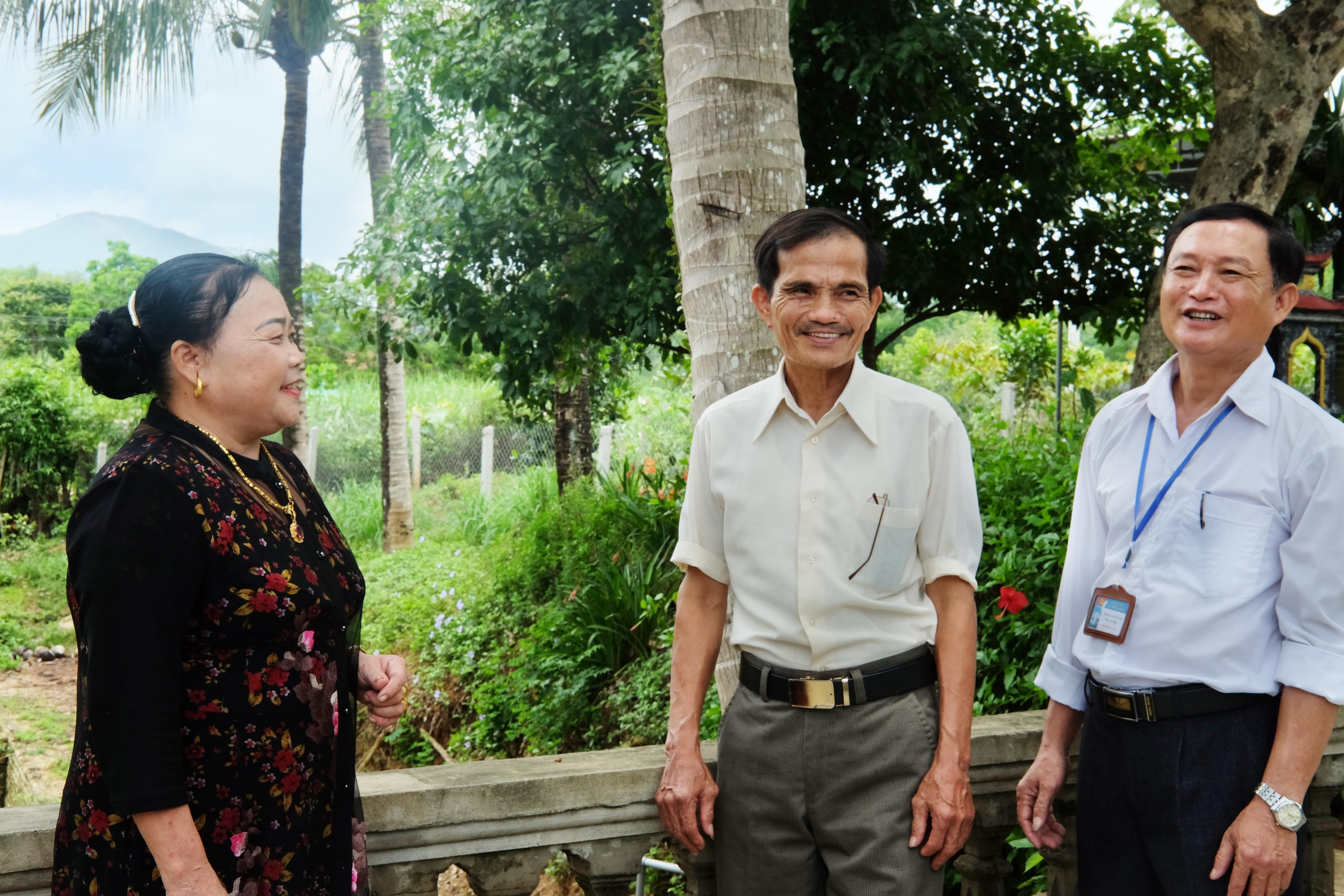 Ông Trần Văn Lợi (giữa) trao đổi cùng các đồng chí cán bộ, lãnh đạo tại địa phương. Ảnh: Hà Giang