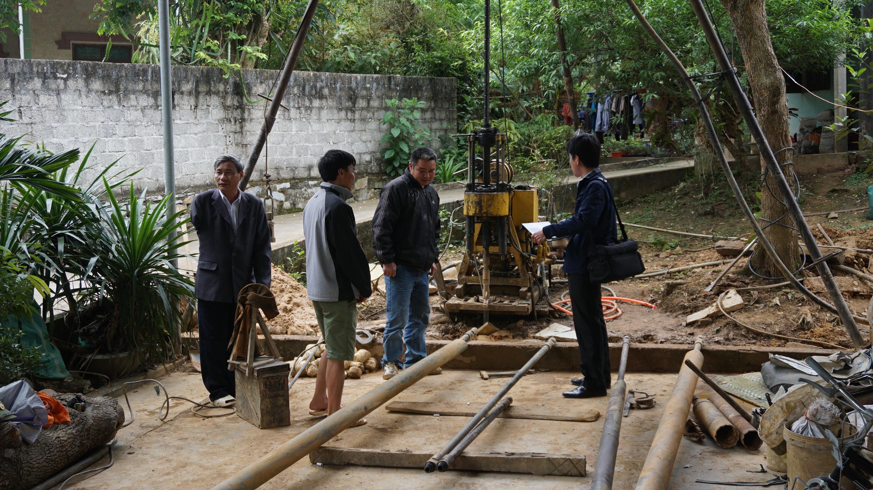 Trước thực trạng nguồn nước thô ô nhiễm, từ năm 2018, có không ít  gia đình ở thị trấn Quỳ Hợp đã phải bỏ tiền thuê thợ khoan giếng lấy nước sử dụng. Ảnh: N.L