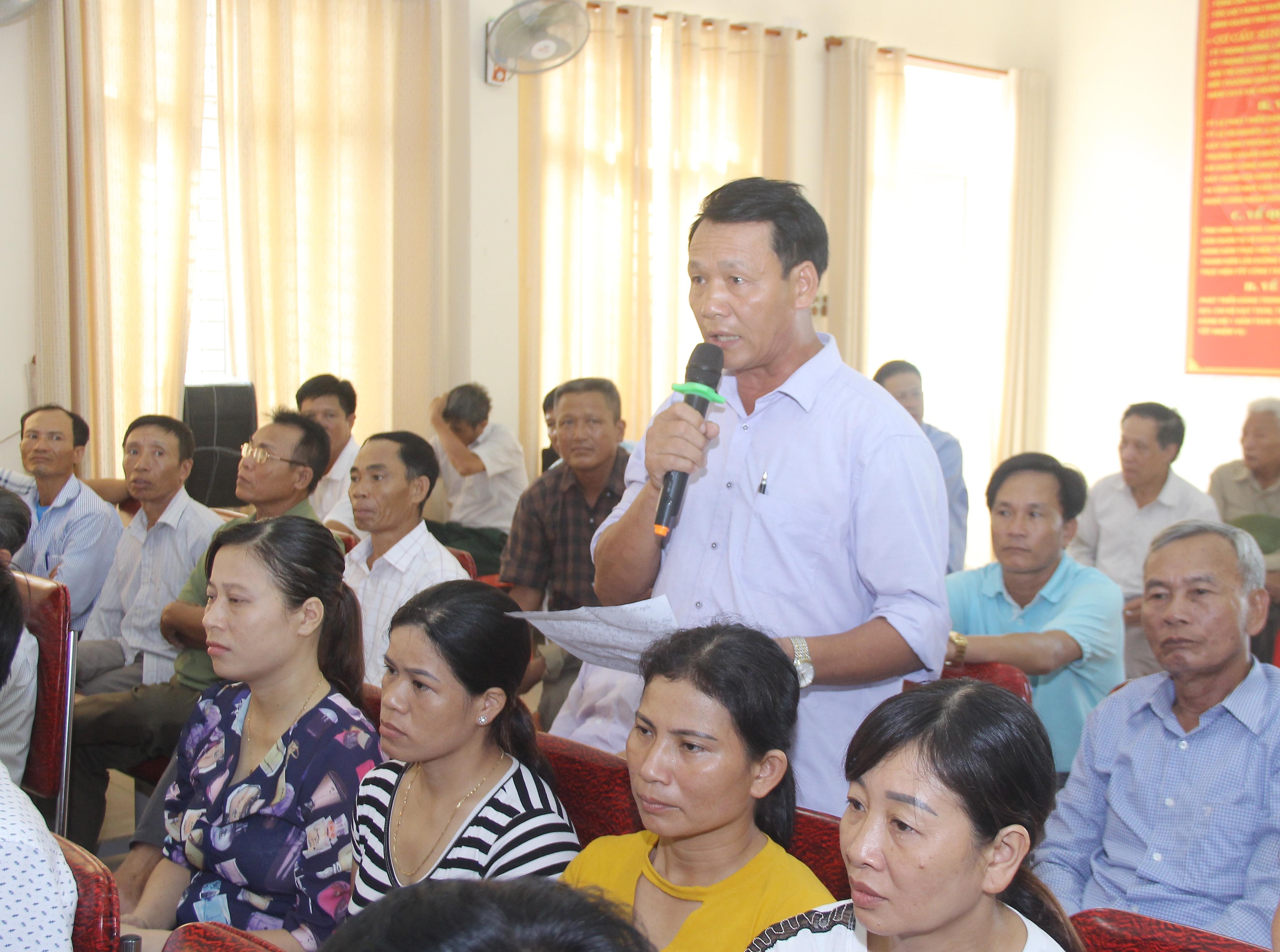 Ông Ngô Văn Dũng (Bí thư chi bộ xóm Khoa Đà 2, xã Hưng Tây) lo lắng tình trạng tái nghèo đối với các hộ gia đình bị thu hồi đất nông nghiệp 100% diện tích chưa tìm được việc làm. Ảnh: Mai Hoa