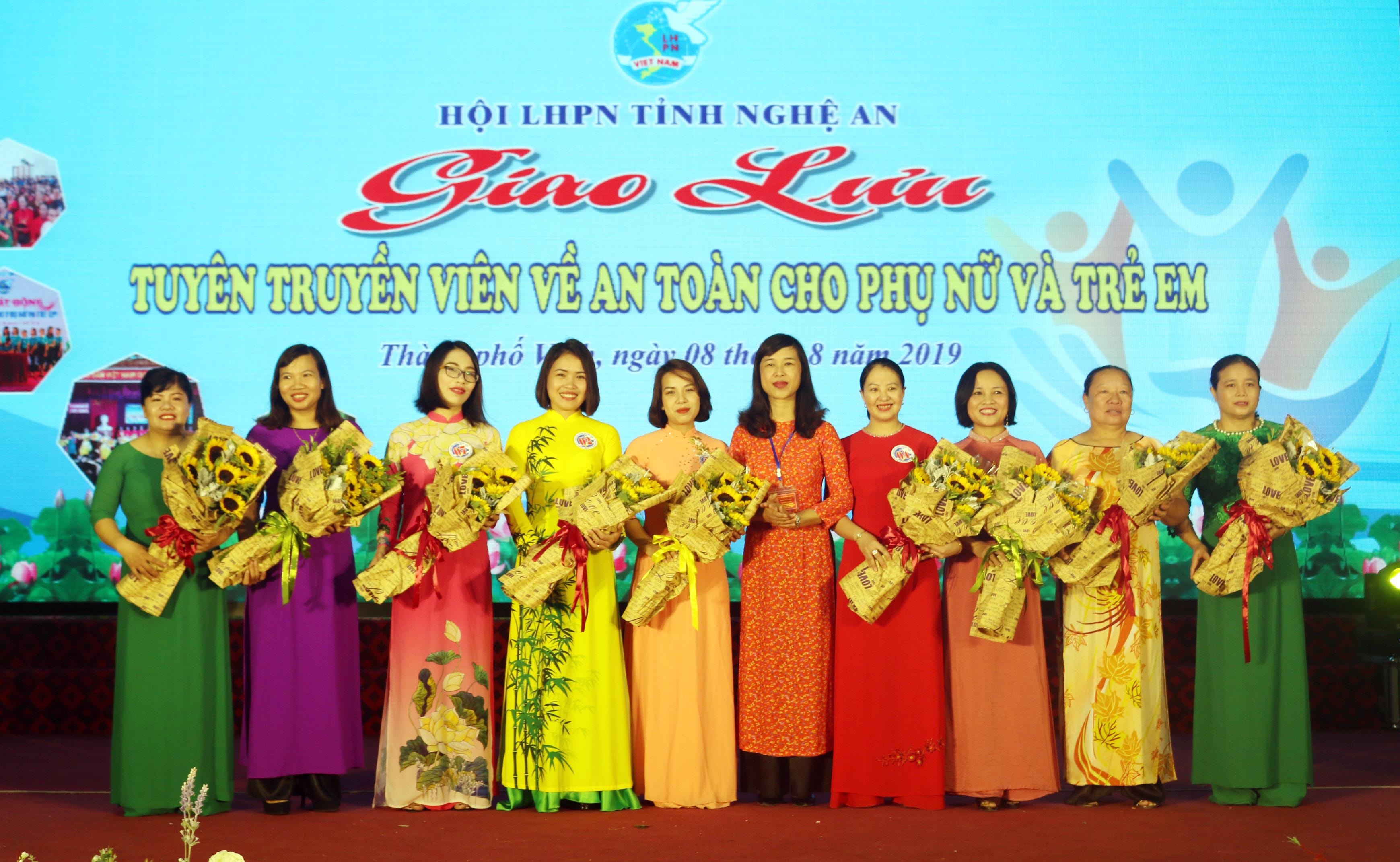 Phó Chủ tịch Hội Liên hiệp phụ nữ tỉnh Nguyễn Thị Quỳnh Hoa tặng hoa cho các đội thi. Ảnh: Mỹ Hà
