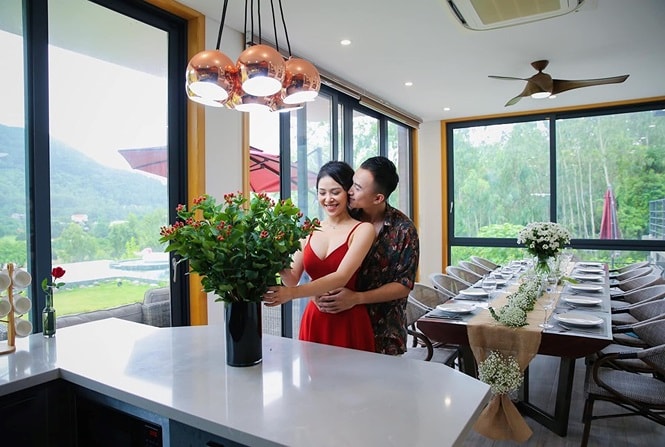 DÅ©ng 'Vá» nhÃ  Äi con' láº§n Äáº§u cÃ´ng khai áº£nh thÃ¢n máº­t vá»i báº¡n gÃ¡i nÃ³ng bá»ng - áº£nh 1