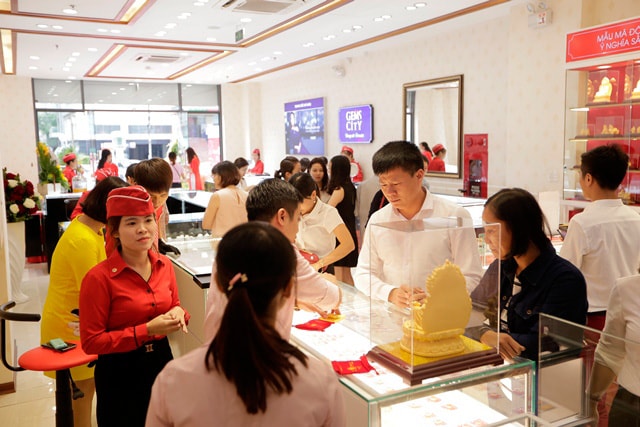 Lượng người đến bán vàng tăng gấp nhiều lần so với những ngày trước đó. Ảnh: Thanh Phúc