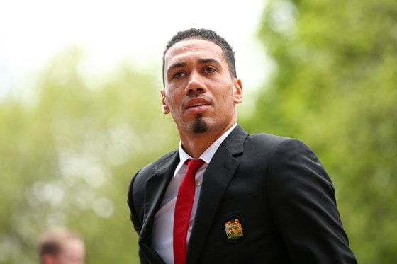 Everton đã đề nghị chuyển nhượng hậu vệ thất sủng ở Old Trafford Chris Smalling, nhưng Quỷ đỏ một mực từ chối.