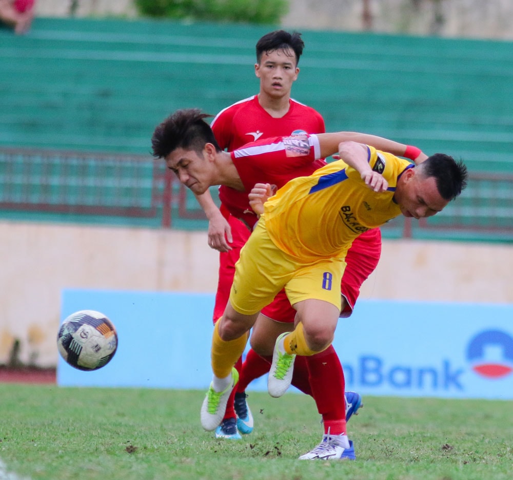 Hồ Sỹ Sâm (áo vàng) sẽ được chơi thay Nguyễn Quang Tình? Ảnh: VPF