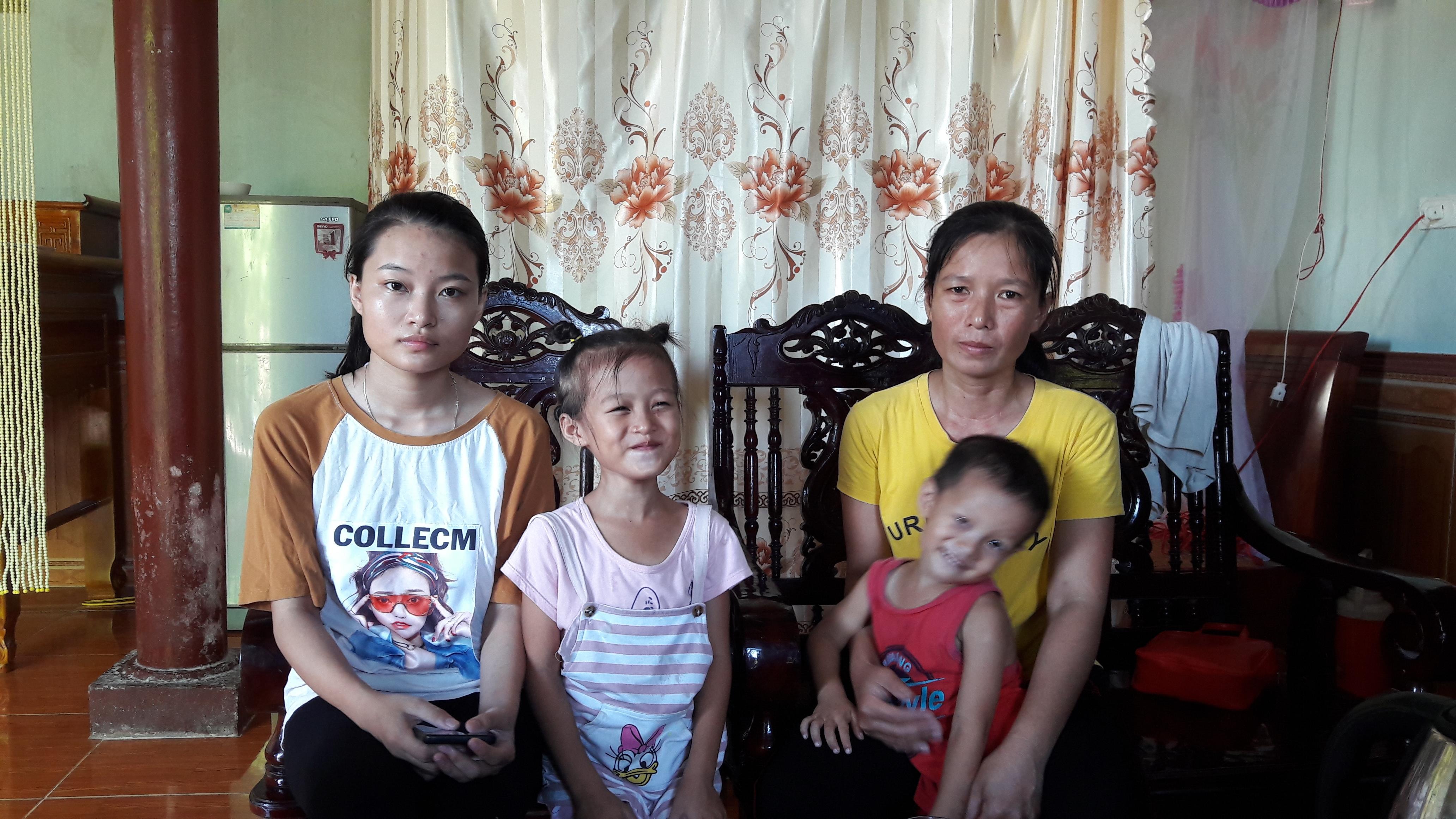 Em Võ Thị Hường cùng với mẹ và các em 