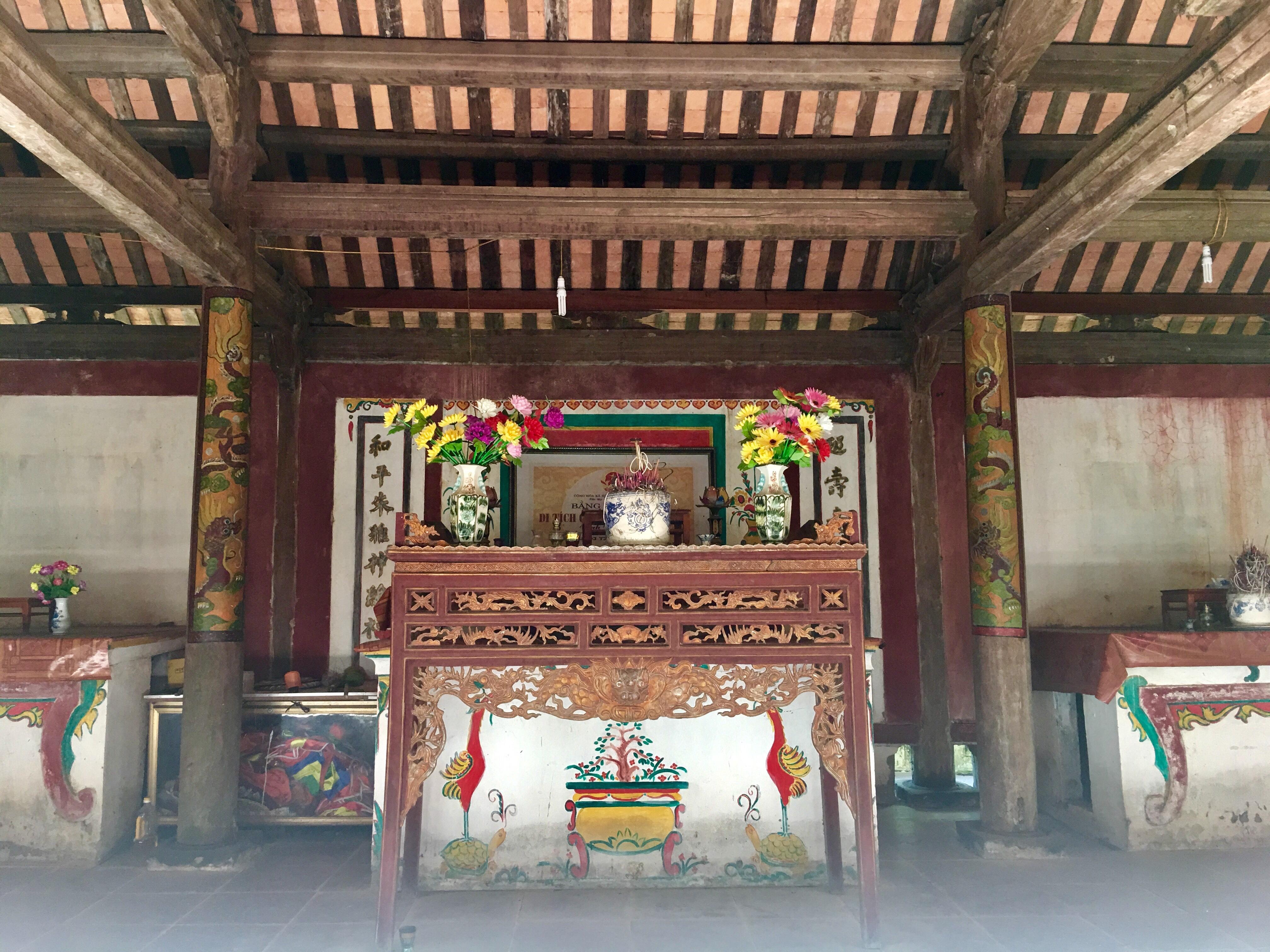 2.Không gian đình làng yên tĩnh, rợm bóng cây xanh, làm dịu mát những ngày hè nắng nóng