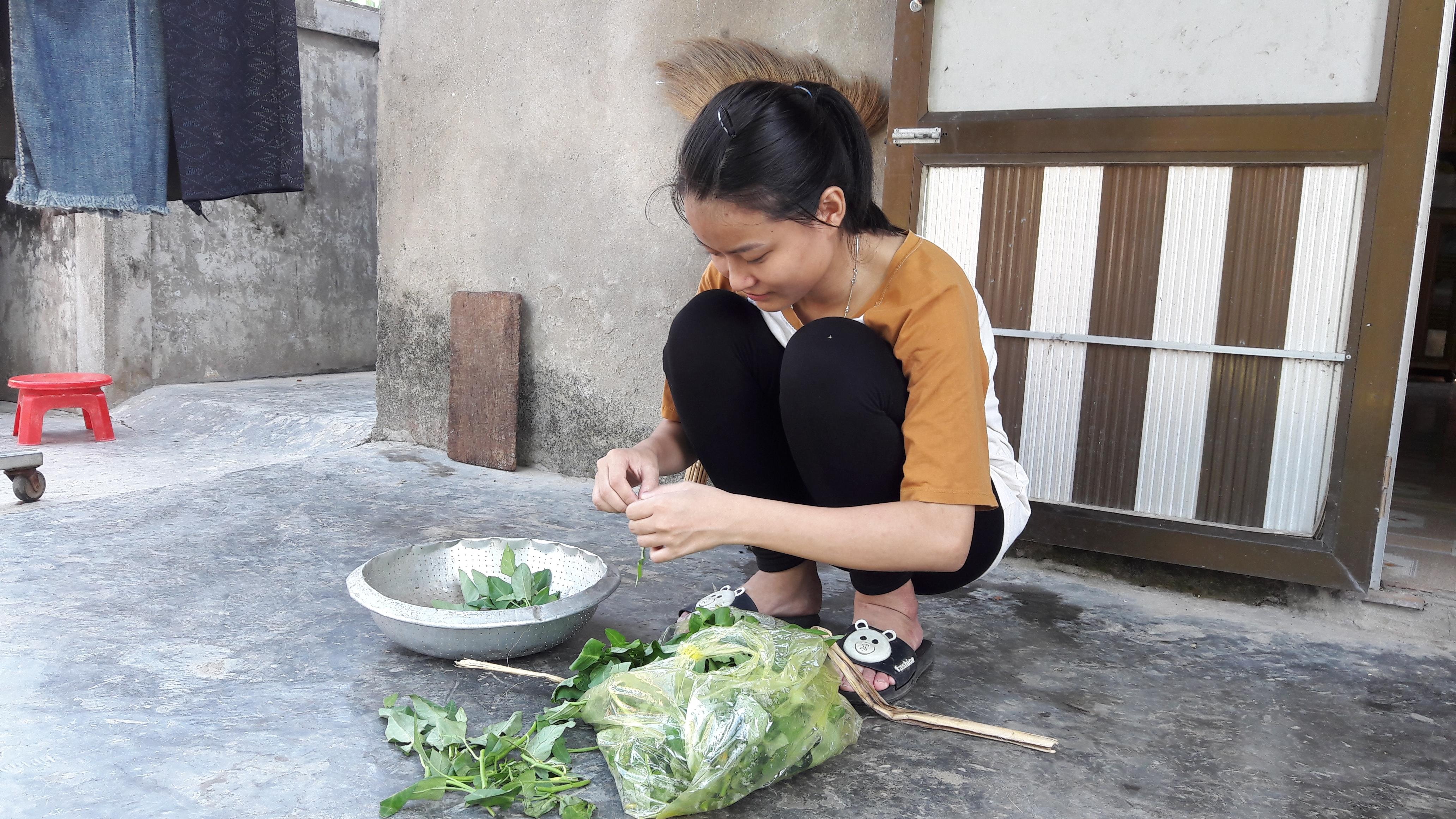 Mẹ đi làm thuê, Hường thay mẹ trông các em, lo cơm nước cho em mỗi ngày