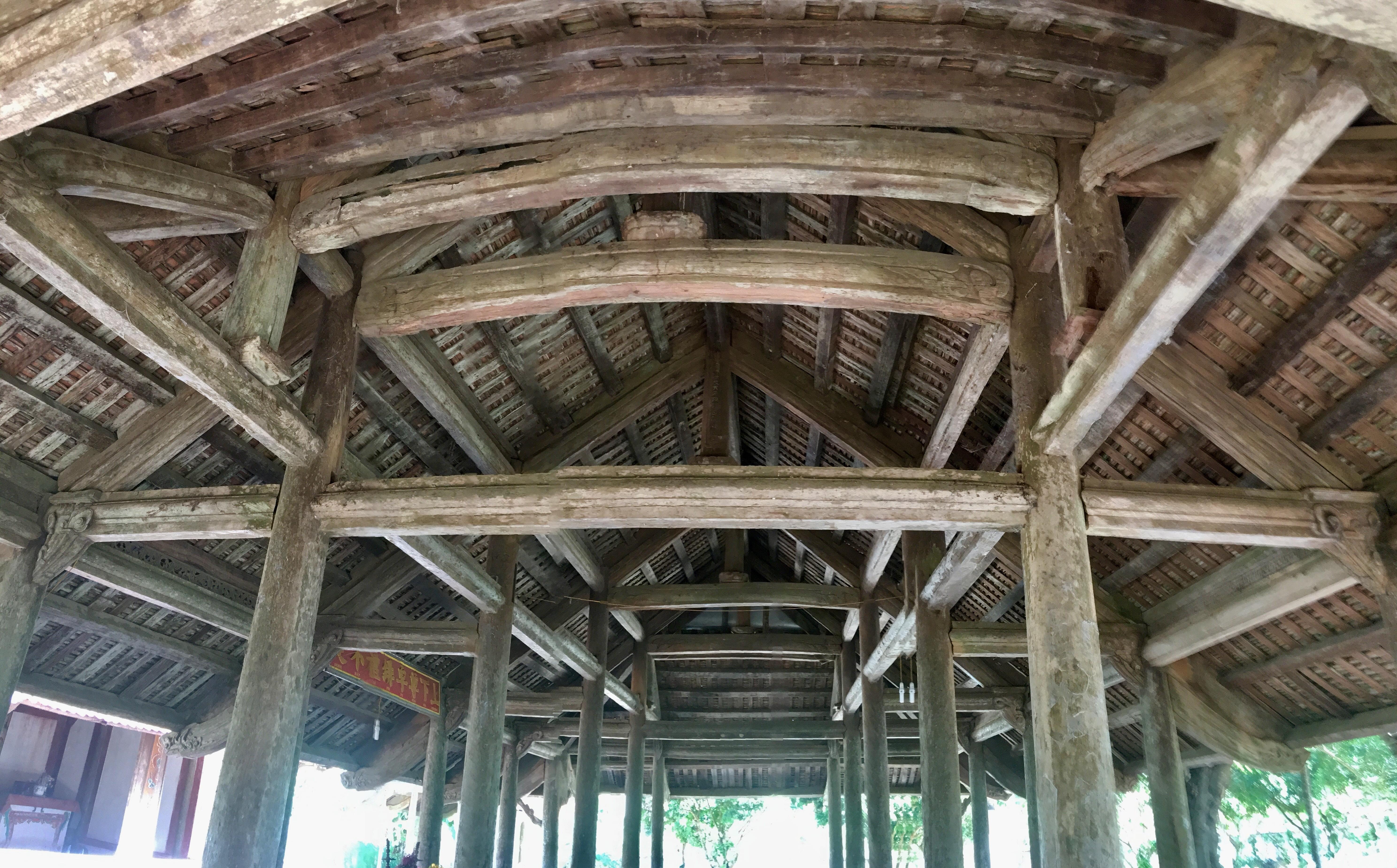 Bái đình là một công trình kiến trúc đồ sộ với 5 gian, 24 cột gỗ