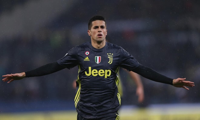 BÓNG ĐÁ ANH  Man City mua thành công đồng đội ăn ý của Ronaldo Viết Tuệ06:18 08/08/2019  Vào rạng sáng 8/8 (giờ Hà Nội), Man City thông báo hoàn tất vụ chuyển nhượng dùng tiền và cộng thêm Danilo để đổi lấy hậu vệ Cancelo từ Juventus. Theo Goal, Man City phải đặt lên bàn đàm phán Danilo (định giá 20 triệu euro) và 28 triệu euro tiền mặt để có sự phục vụ của Cancelo. Hậu vệ người Bồ Đào Nha ký hợp đồng 6 năm cùng “The Citizens”. Mức lương của Cancelo chưa được tiết lộ. Tổng số tiền Man City chi cho thương vụ này là 65 triệu euro.  Cancelo là mục tiêu theo đuổi của HLV Pep Guardiola từ khi mùa giải 2018/19 kết thúc, song Man City gặp khó vì Juventus muốn làm giá. Đến khi đội chủ sân Etihad dùng Danilo làm một phần của thương vụ, Juventus đồng ý để Cancelo sang Premier League vì nhận lại phương án bổ sung không tồi.  Man City mua thanh cong dong doi an y cua Ronaldo hinh anh 1  Cancelo là sự bổ sung chất lượng cho Man City.