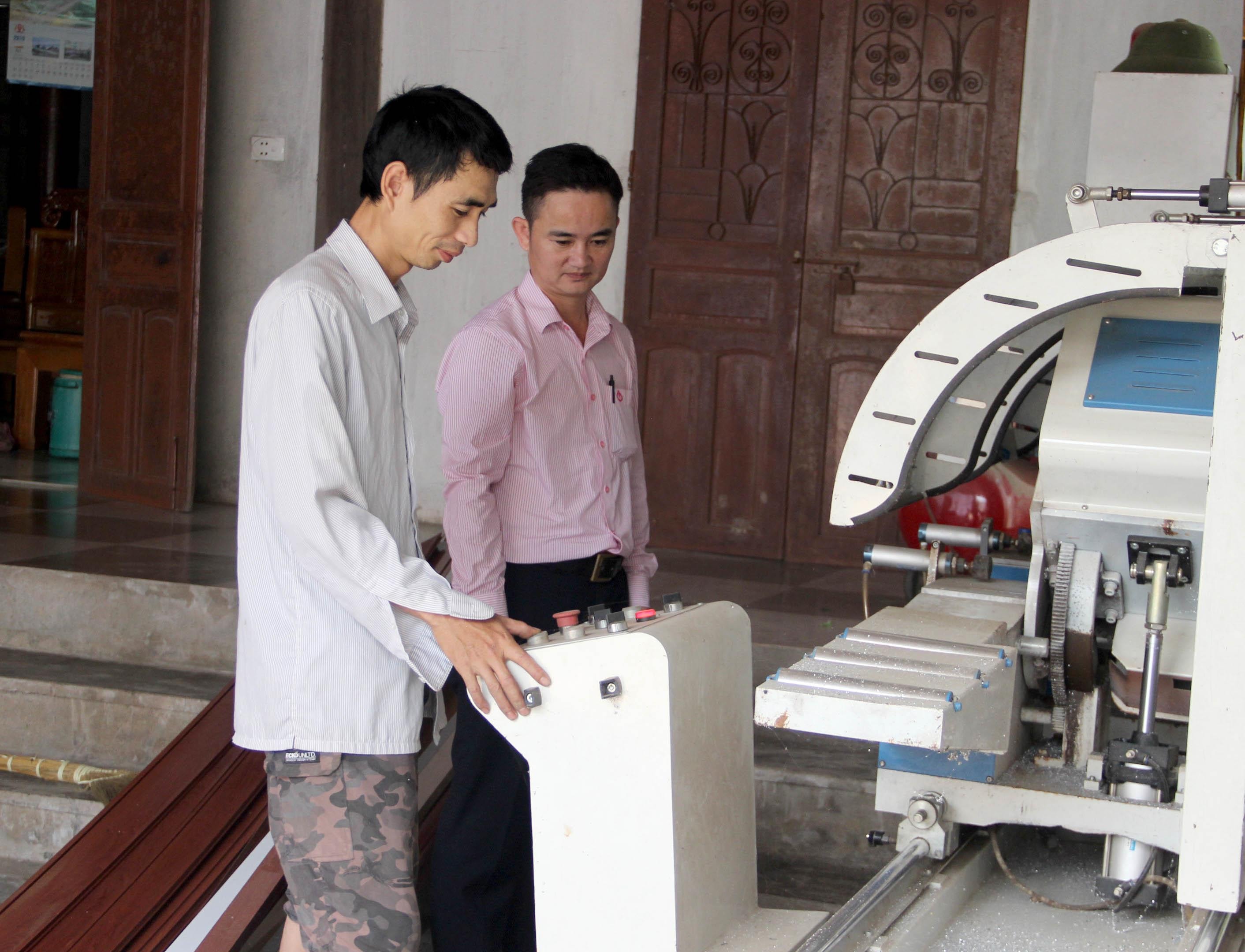 Gia đình anh Phạm Văn Kiều ở xóm Hồng Phong, xã Lưu Sơn (Đô Lương) vay 50 triệu đồng từ nguồn vốn ưu đãi đầu tư máy làm nhôm kính. Ảnh: Thu Huyền 