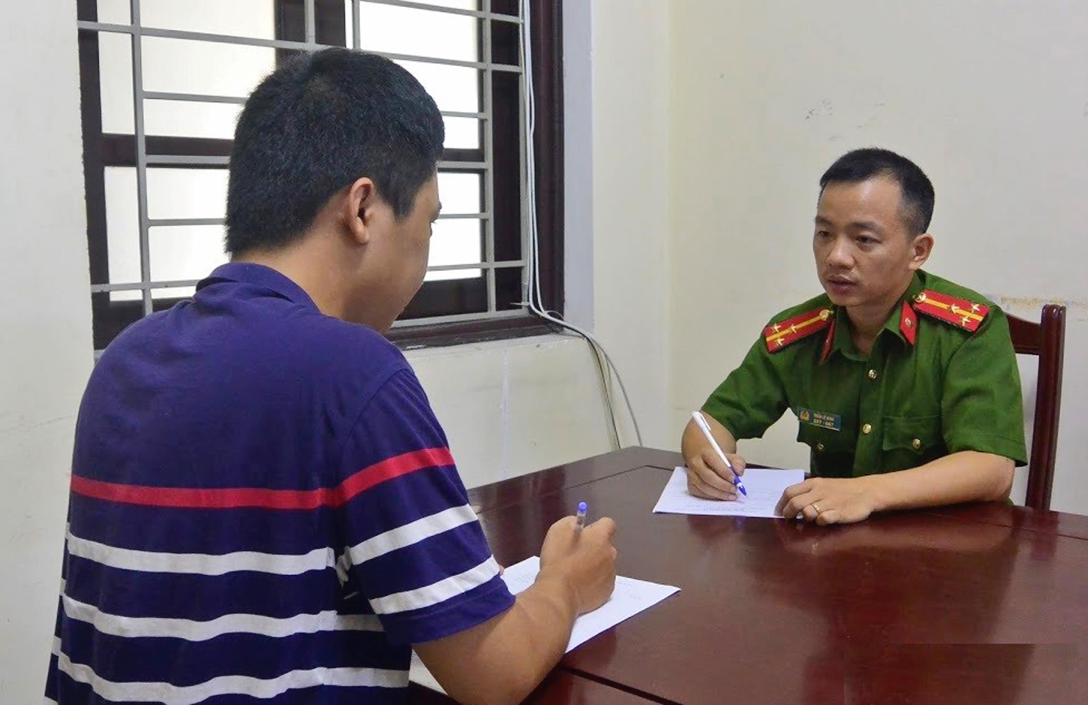 Anh Quân đến Công an Quỳnh Lưu trình báo vụ việc mình bị đồng hương bắt cóc. Ảnh: Tiến Hùng