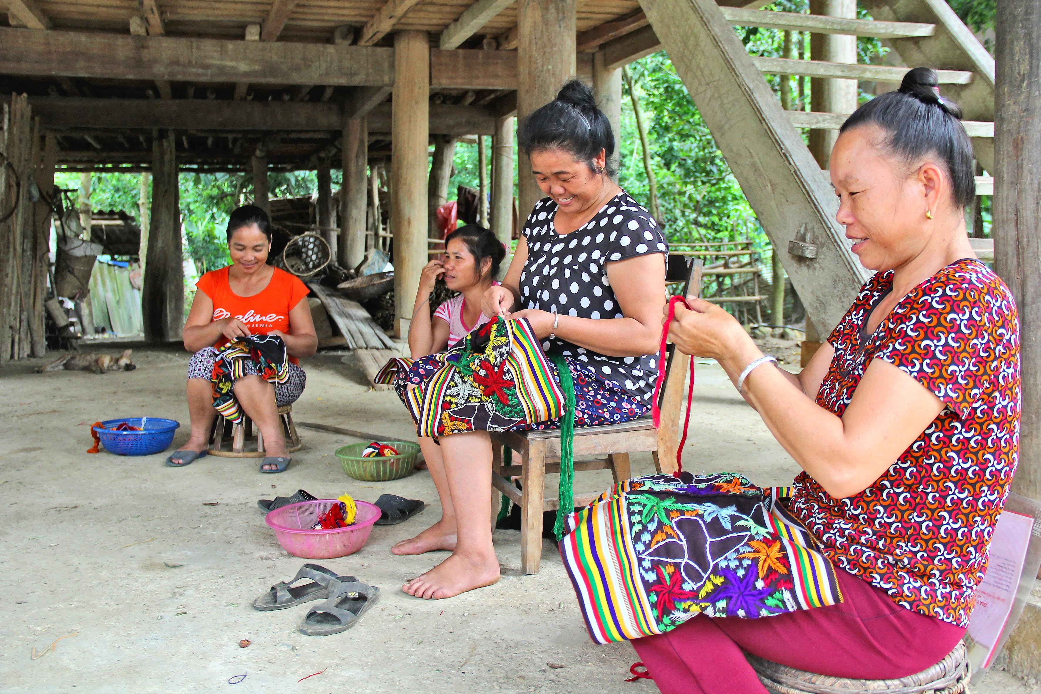 Thiếu việc làm là nguyên nhân chính khiến nhiều phụ nữ ở huyện Tương Dương ồ ạt qua Trung Quốc làm việc. Ảnh: Tiến Hùng