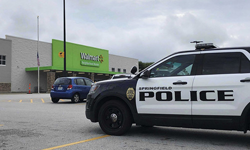 Cảnh sát có mặt tại siêu thị Walmart ở Springfield, bang Missouri, Mỹ hôm 8/8. Ảnh: AP.