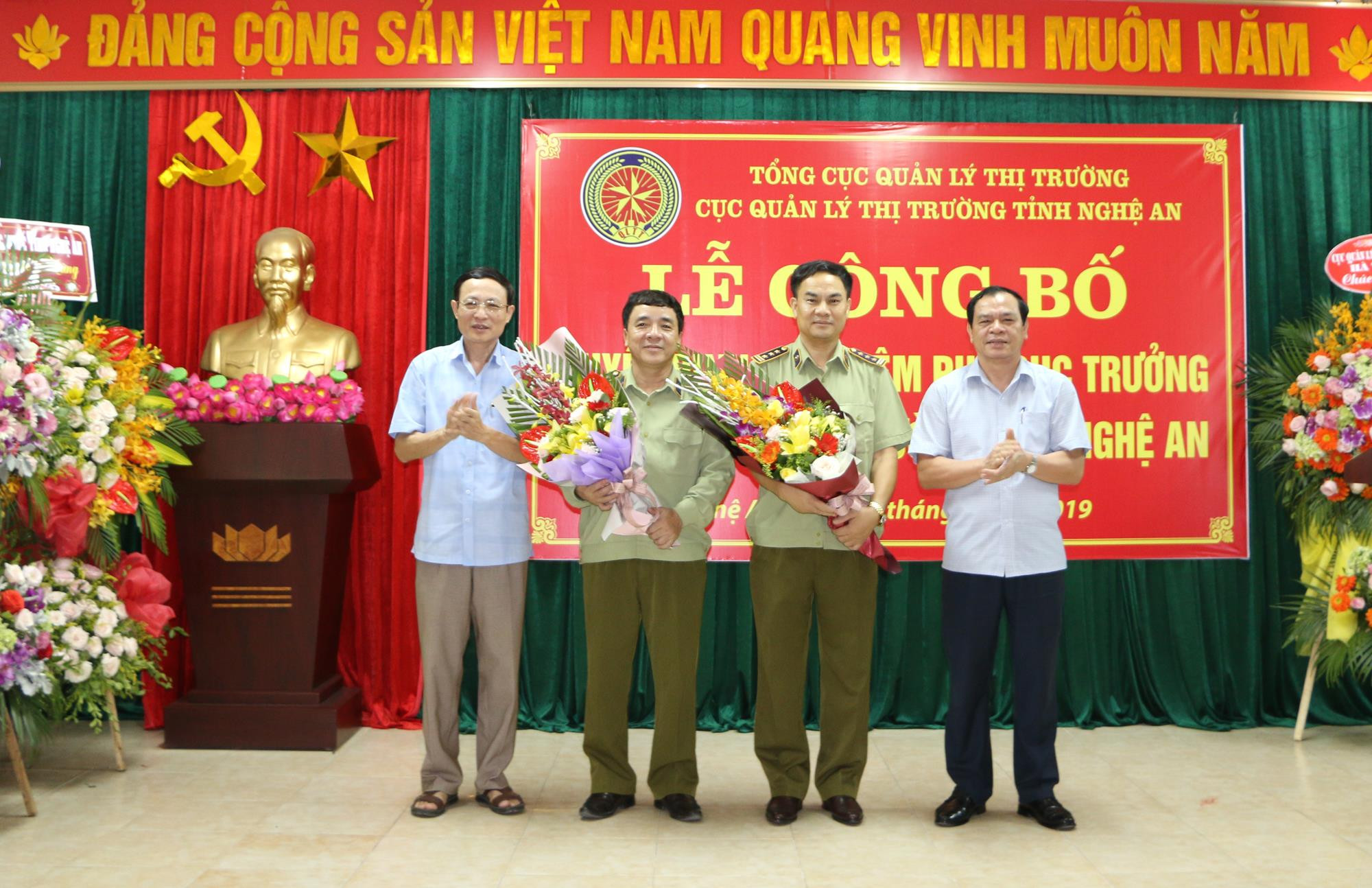 Lãnh đạo Tổng Cục quản lý thị trường và Tỉnh ủy Nghệ An trao Quyết định bổ nhiệm và tặng hoa chúc mừng cho 2 Cục phó Cục quản lý thị trường. Ảnh: Nguyễn Hải