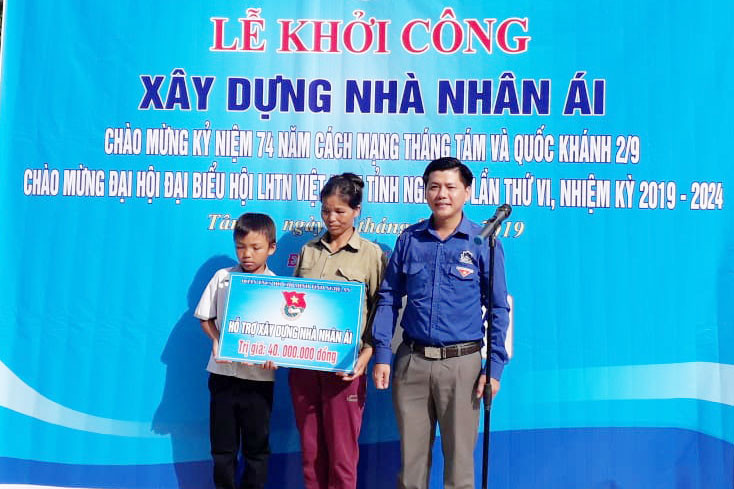 trao quà hỗ trợ giúp đỡ gia đình cháu Nguyễn Văn HUy xóm Bàu Khe xã Giai Xuân