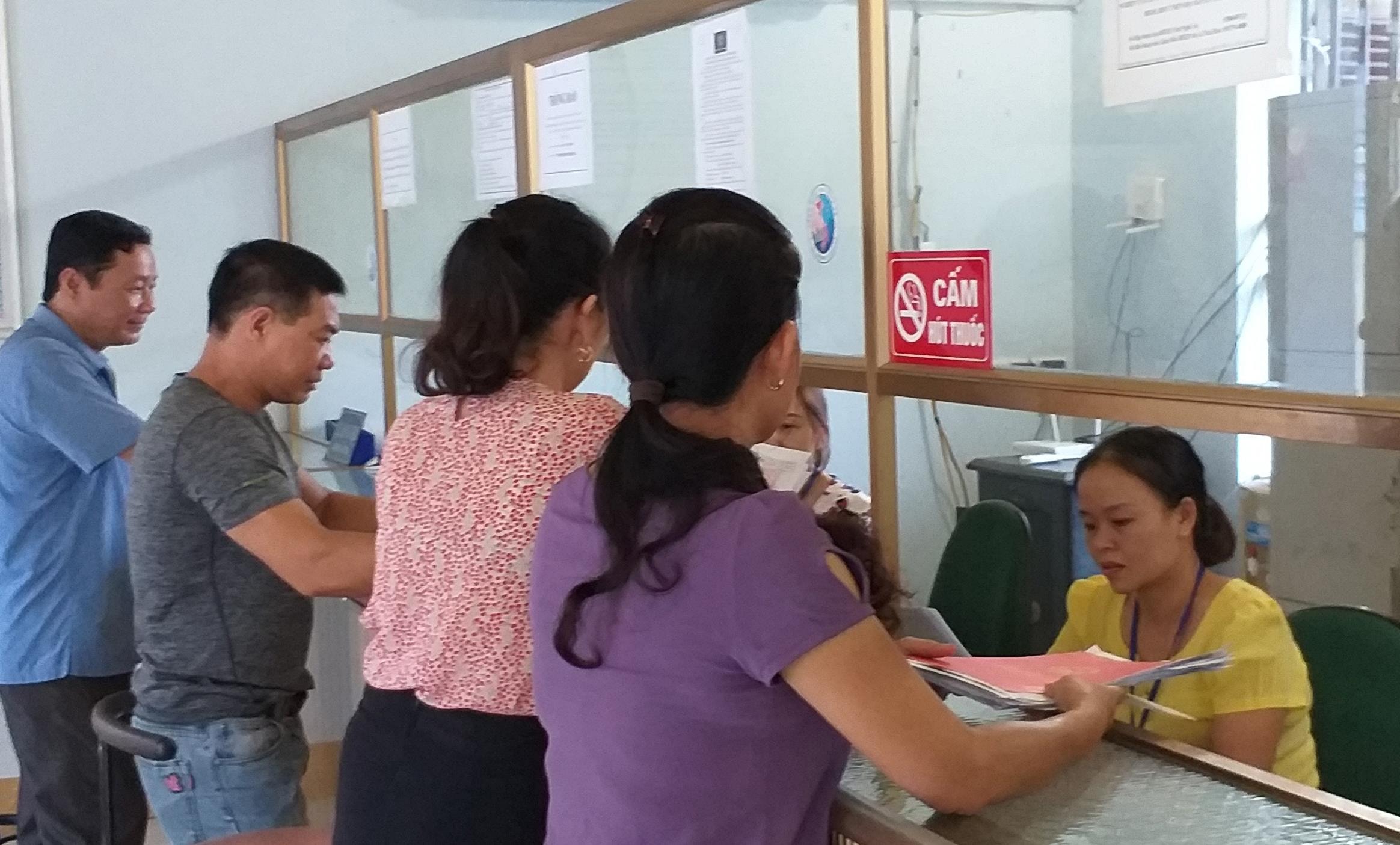 Giao dịch ở Bộ phận một cửa tại xã Tây Hiếu. Ảnh: Mai Hoa