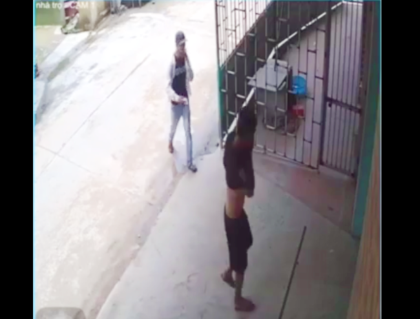Hình ảnh hai thanh niên đột nhập nhà trọ - ảnh trích xuất từ video