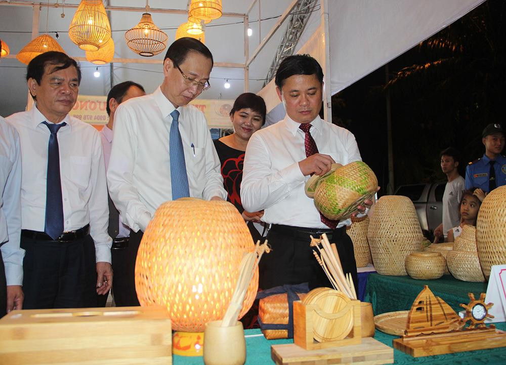 Các doanh nghiệp Nghệ An và TP. Hồ Chí Minh đã mang đến nhiều sản phẩm đặc sắc tại tuần lễ giới thiệu sản phẩm. Ảnh: Quang An