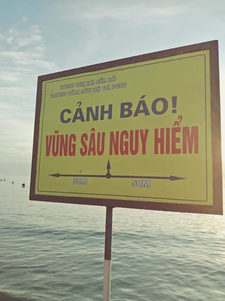 Khu vực biển nơi gia đình anh Đại tắm đã được cắm biển cảnh báo. Ảnh: Ngọc Hân