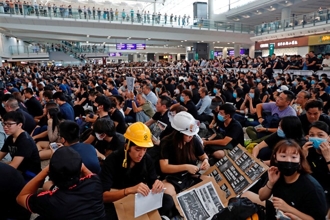 Biển người biểu tình tại sân bay quốc tế Hồng Kông /// Reuters