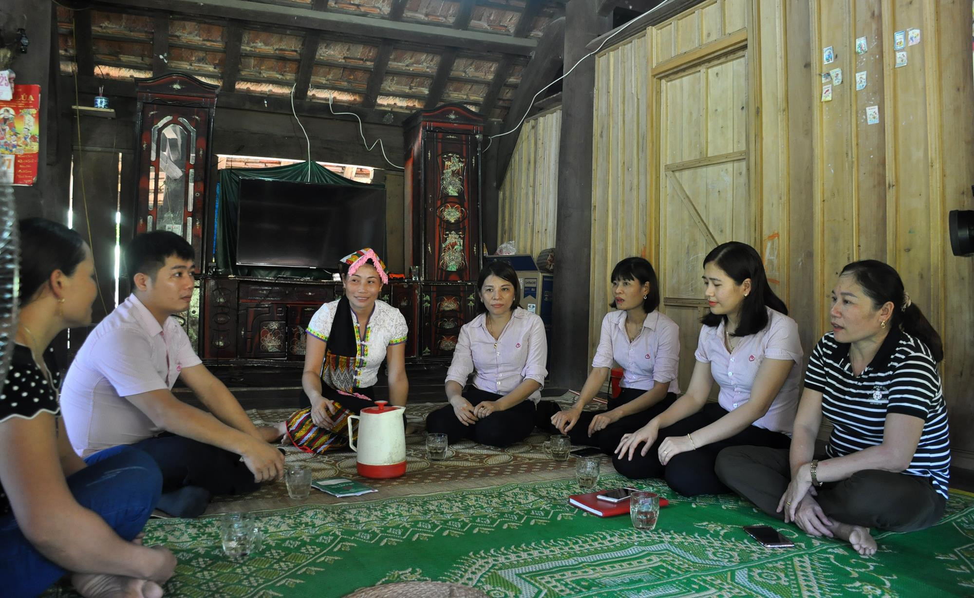 Cán bộ NHCS Quỳ Hợp thăm gia đình chị Vi thị Đào ở xóm Thái Quang, xã Châu Thái, Quỳ Hợp - hộ vay vốn hiệu quả trên địa bàn. Ảnh: Thu Huyền