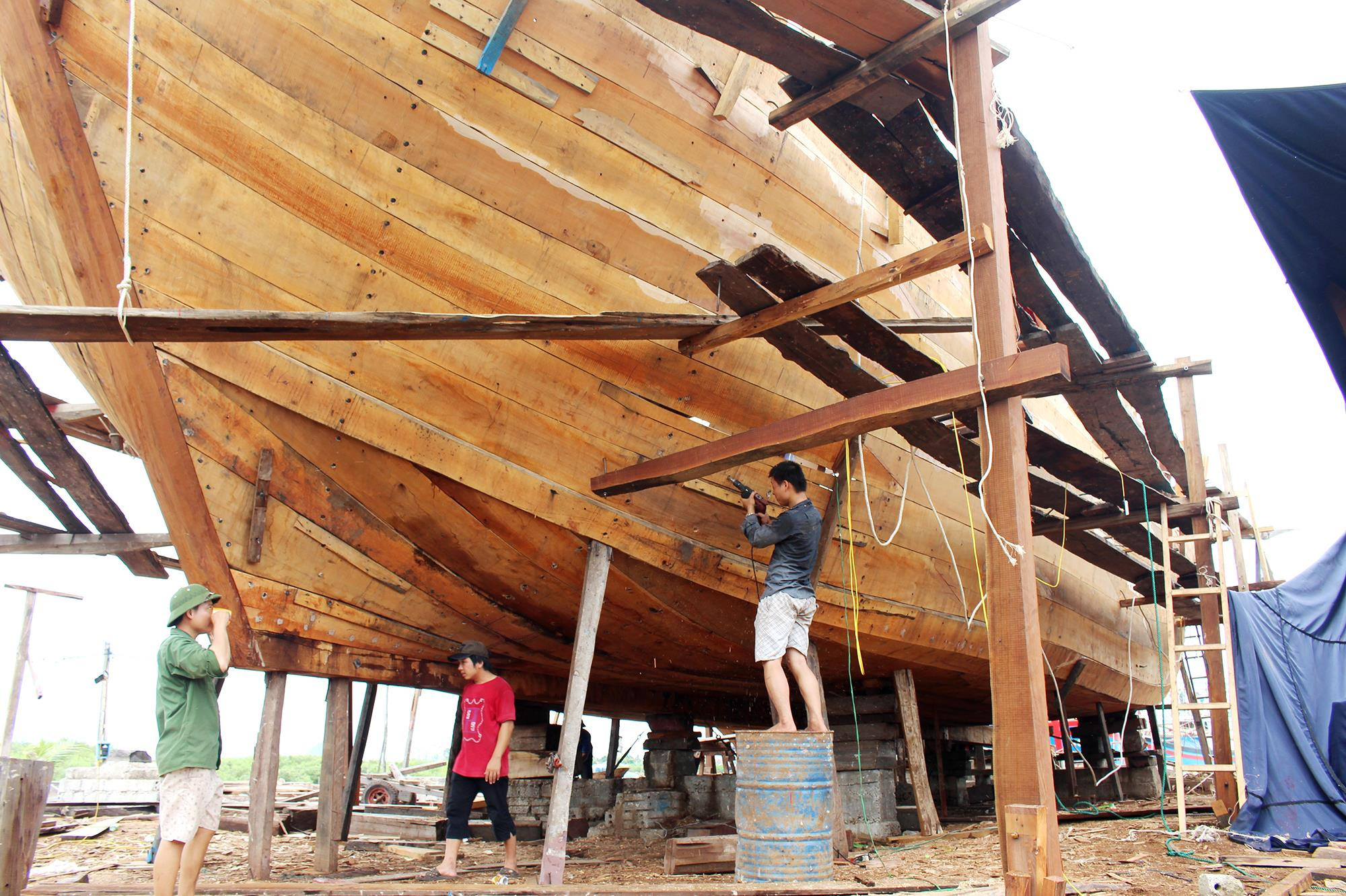 Nhiều làng nghề đóng tàu ở Nghệ An hoat động cầm chừng. Ảnh: Việt Hùng