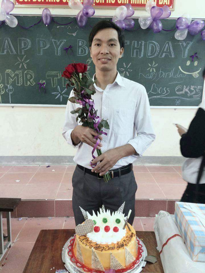 Thầy Thắng trong một lần được học trò tổ chức sinh nhật.