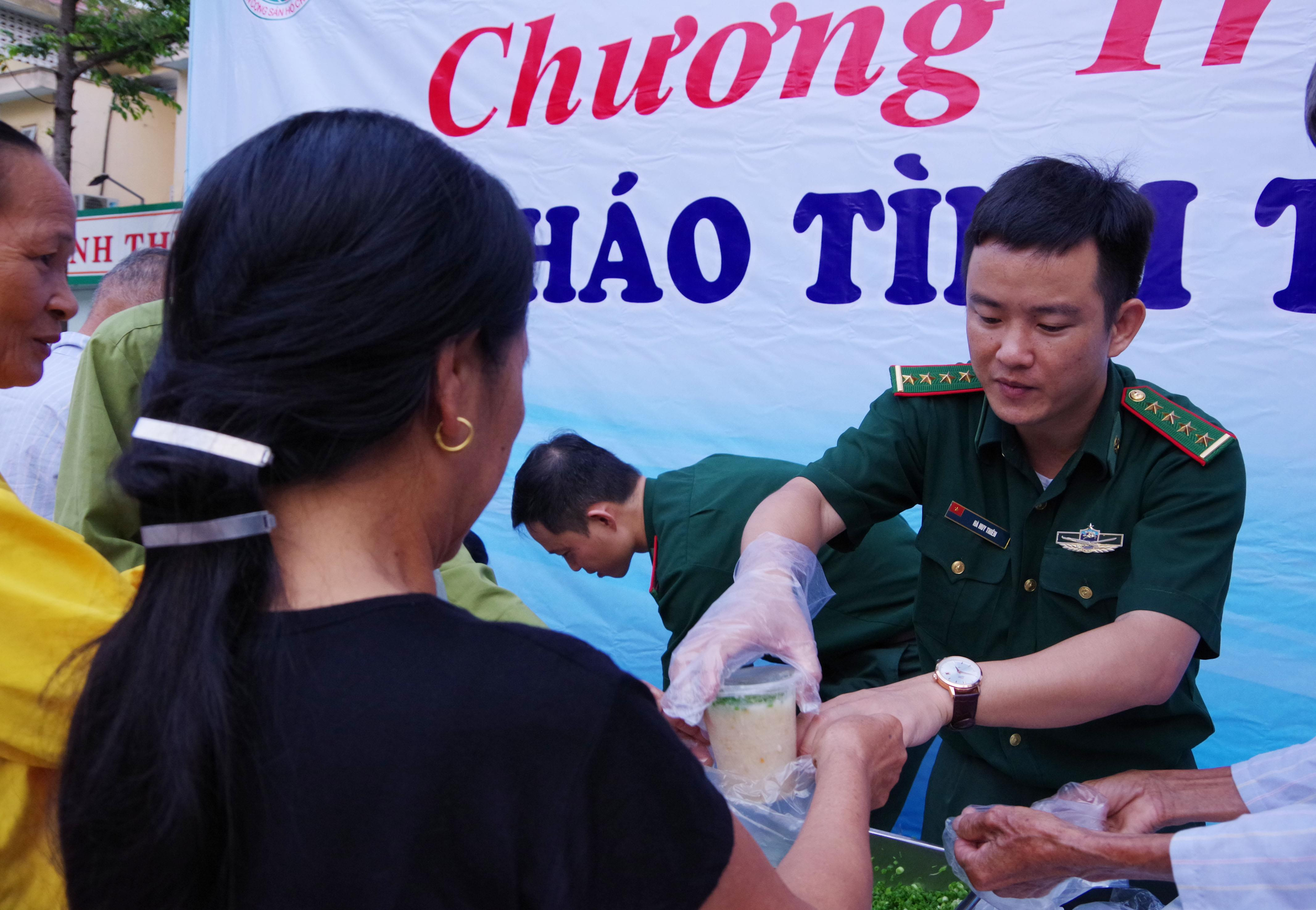 Những suất chào được trao tận tay cho người nhà, bệnh nhân nghèo đang điều trị tại Bệnh viện Đa khoa Thành phô Vinh. Ảnh: Hải Thượng 