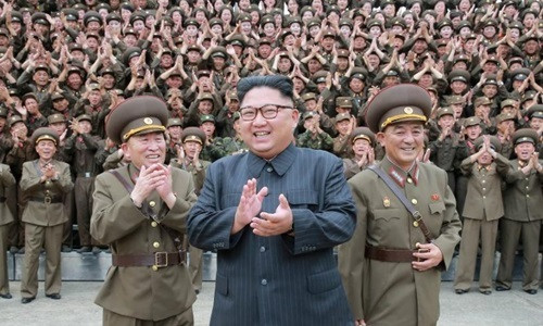 Chủ tịch Kim Jong-un và các sĩ quan quân đội tại Triều Tiên ngày 14/8/2017. Ảnh: KCNA.