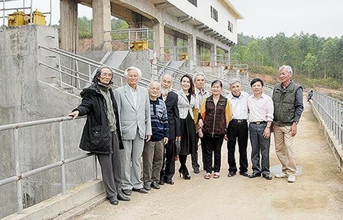 Nhà thơ Phan Văn Từ (thứ 3 từ phải sang) và các văn nghệ sĩ trong một chuyến đi thực tế. Ảnh tư liệu