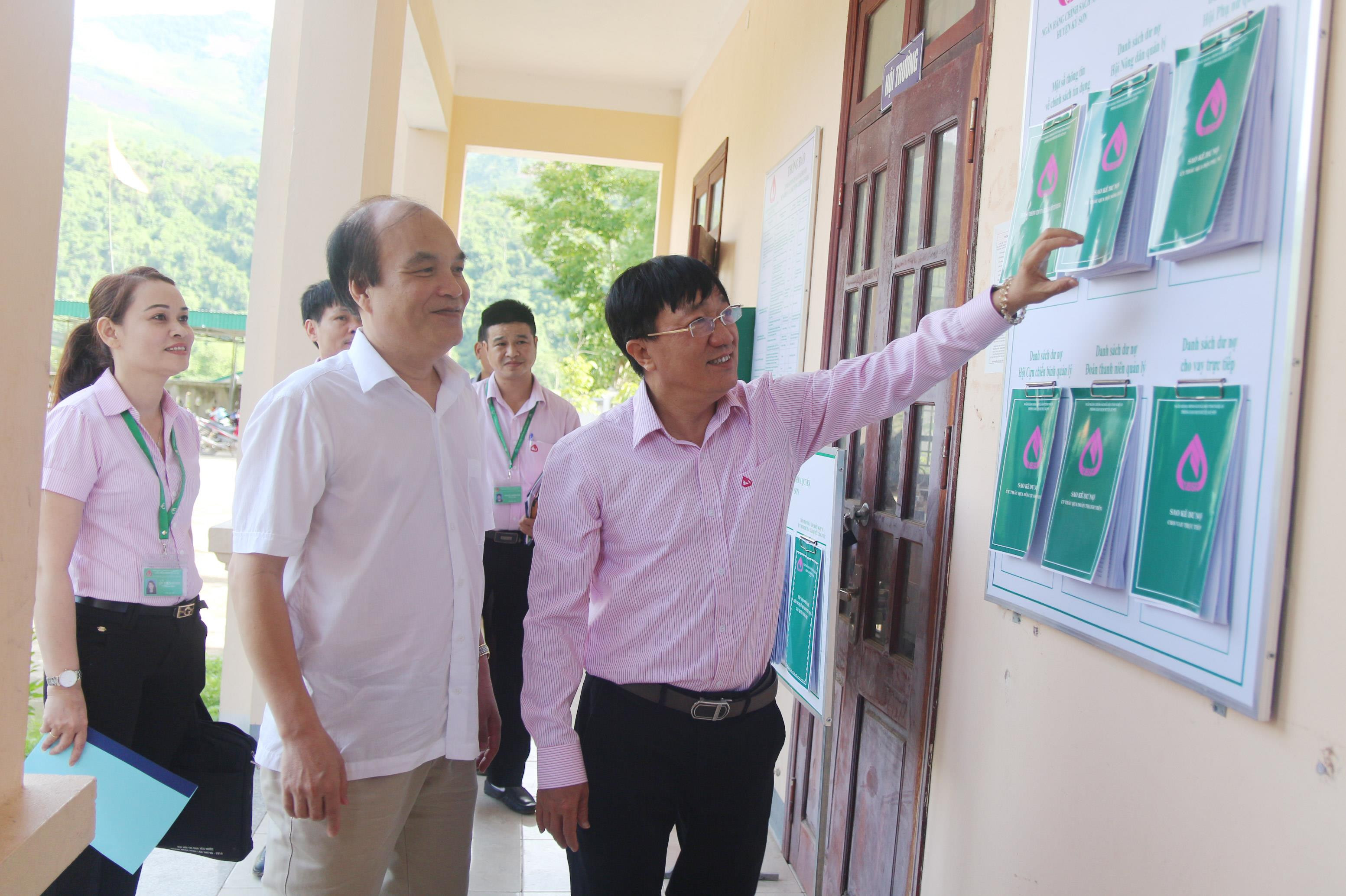 Tổng Giám đốc Dương Quyết Thắng kiểm tra các thông tin tín dụng được NHCSXH công bố tại trụ sở UBND xã Tà Cạ, huyện Kỳ Sơn. 