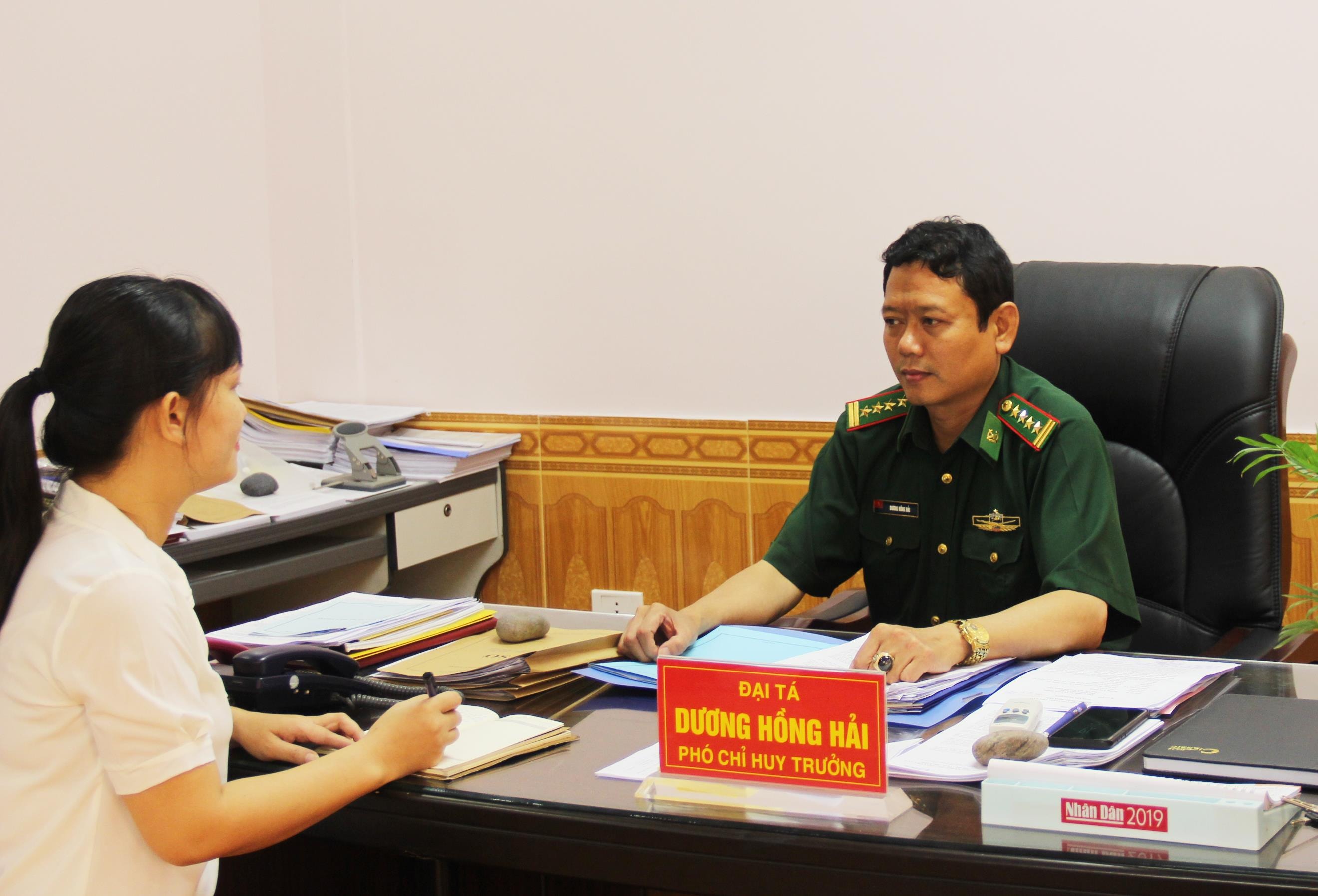 Đại tá Dương Hồng Hải trả lời phỏng vấn PV Báo Nghệ An. Ảnh: PV