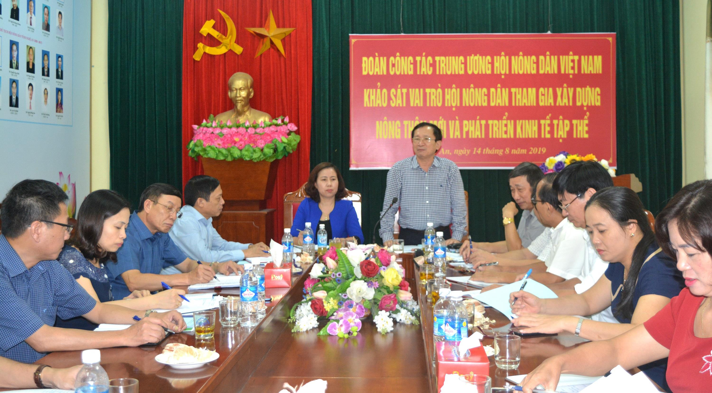 Đồng chí Đinh Viết Hồng khẳng định vai trò chủ thể của nông dân và đóng góp của các cấp Hội Nông dân trong việc xây dựng NTM trên địa bàn tỉnh. Ảnh: Thanh Phúc