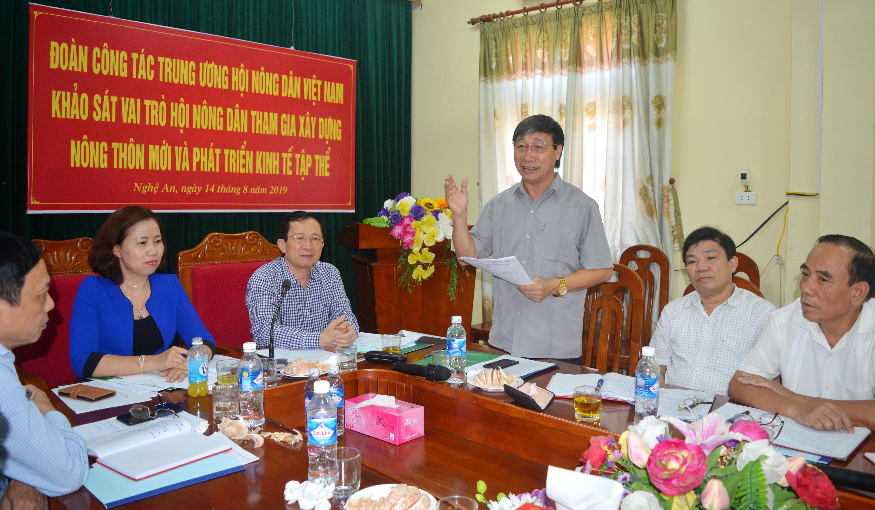 Lãnh đạo Sở NN&PTNT báo cáo với đoàn công tác kết quả nổi bật trong xây dựng NTM ở Nghệ An. Ảnh: Thanh Phúc