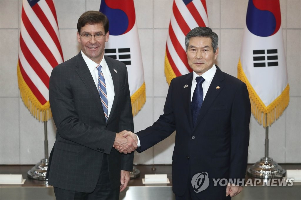 Bộ trưởng Hàn Quốc Jeong Kyeong-doo và người đồng cấp Mỹ Mark Esper trong cuộc gặp tại Seoul ngày 9/8/2019. Ảnh: Yonhap