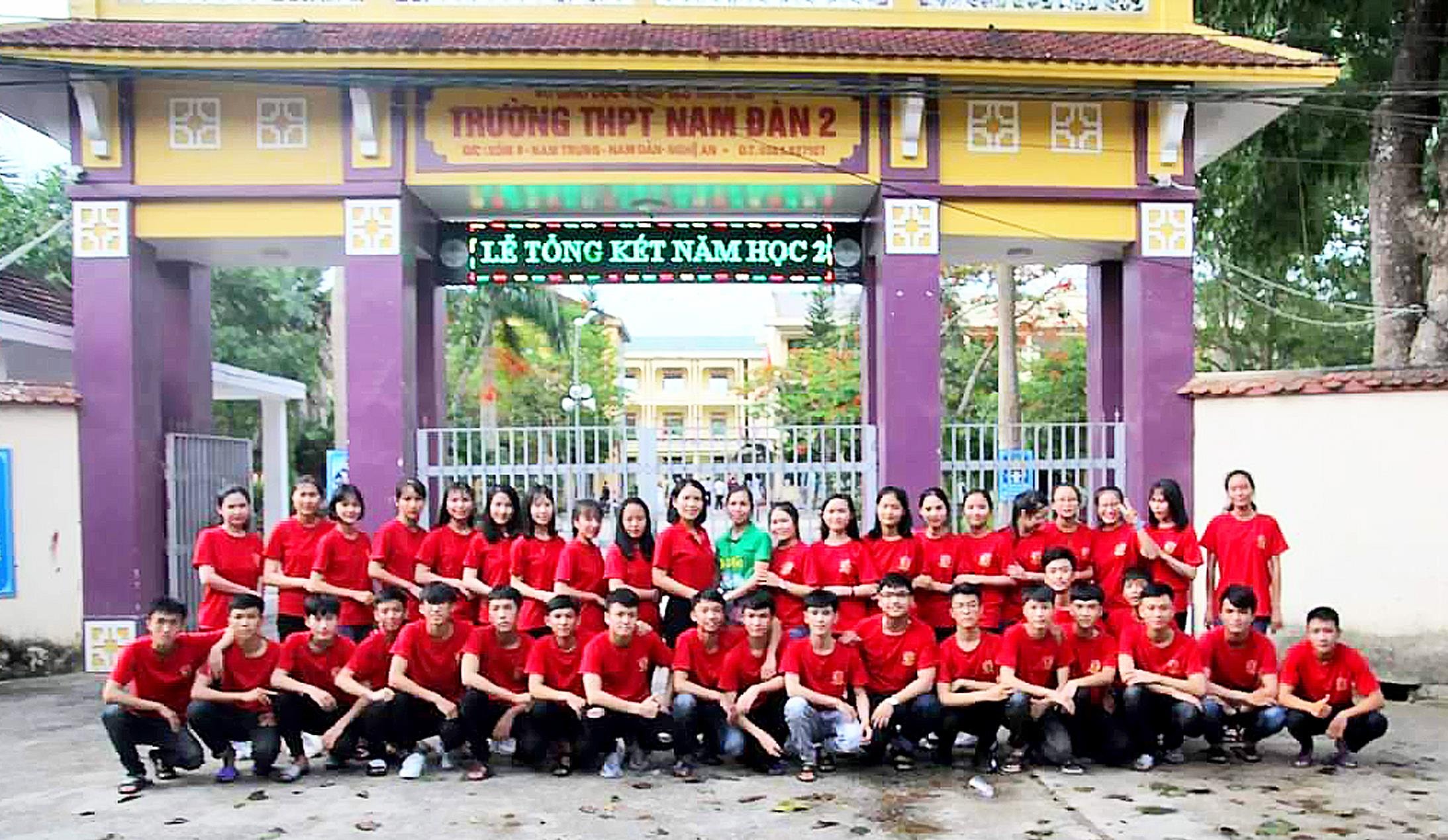 Thành tích của lớp 12C1 cũng là thành tích cao nhất của Trường THPT Nam Đàn 2 trong vài năm trở lại đây. Ảnh tập thể lớp 12C1 chụp ảnh lưu niệm trước cổng nhà trường. Ảnh: Mỹ Hà