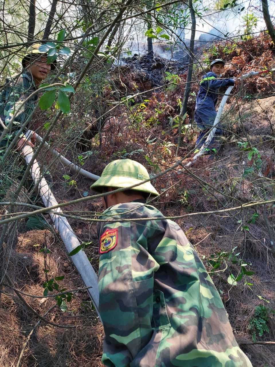 Cán bộ, chiến sỹ đồn Biên phòng cửa khẩu cảng Cửa Lò tham gia chữa cháy rừng. Ảnh: Lê Thạch