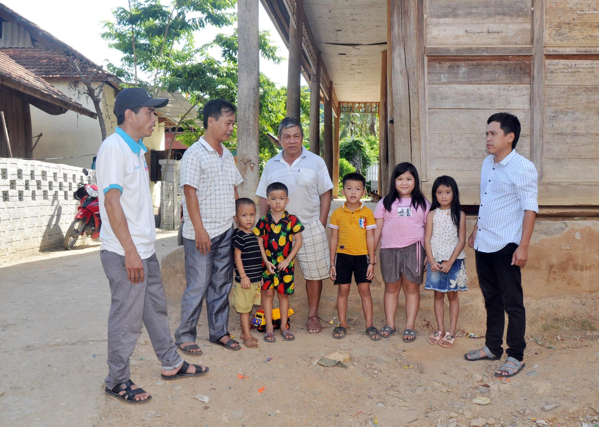 Công việc vạn động học sinh thực sự vất vả, không chỉ vì đường đi lại khó khăn mà còn gặp lúc mùa làm rẫy, không mấy khi gặp phụ huynh ở nhà. Các thầy cô giáo phải phối hợp với chính quyền xã và Ban quản lý bản để phối hợp vạn động.