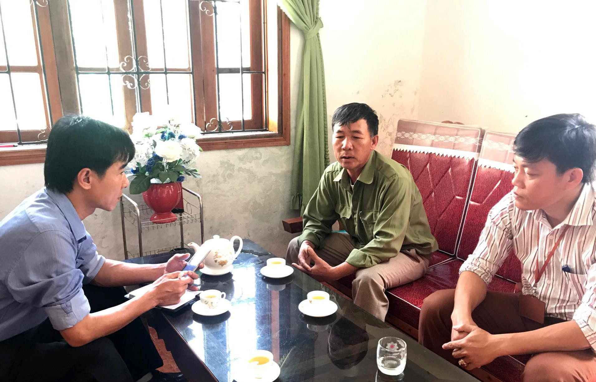 Cán bộ xóm Long Thành và xã Tam Hợp trao đổi thông tin với PV Báo Nghệ An. Ảnh: PV