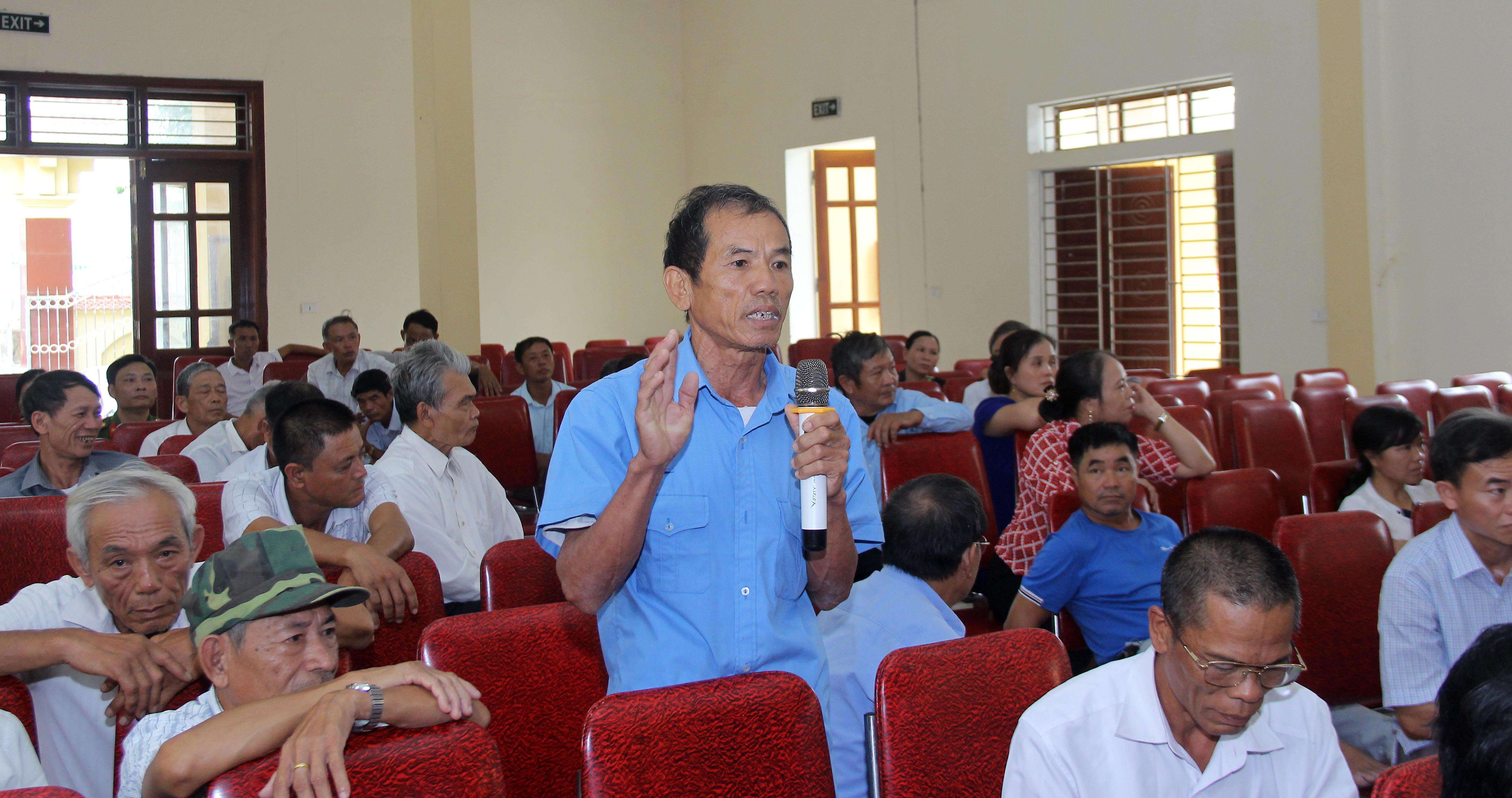 Người dân xã Nam Cát kiến nghị tại hội nghị đối thoại với cấp ủy, chính quyền huyện Nam Đàn. Ảnh: Mai Hoa
