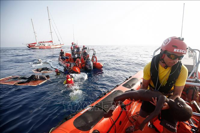 Tàu cứu hộ Open Arms cứu người di cư sau khi tàu của họ bị đắm trên Địa Trung Hải, ngày 17/7/2018. Ảnh: AFP/TTXVN