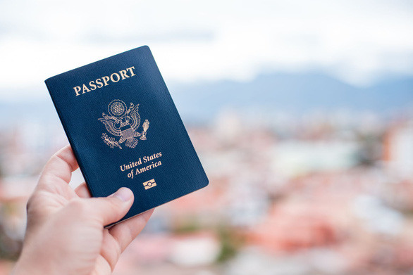 Công dân Mỹ có thể bị tước hộ chiếu vì nợ thuế - Ảnh 1.