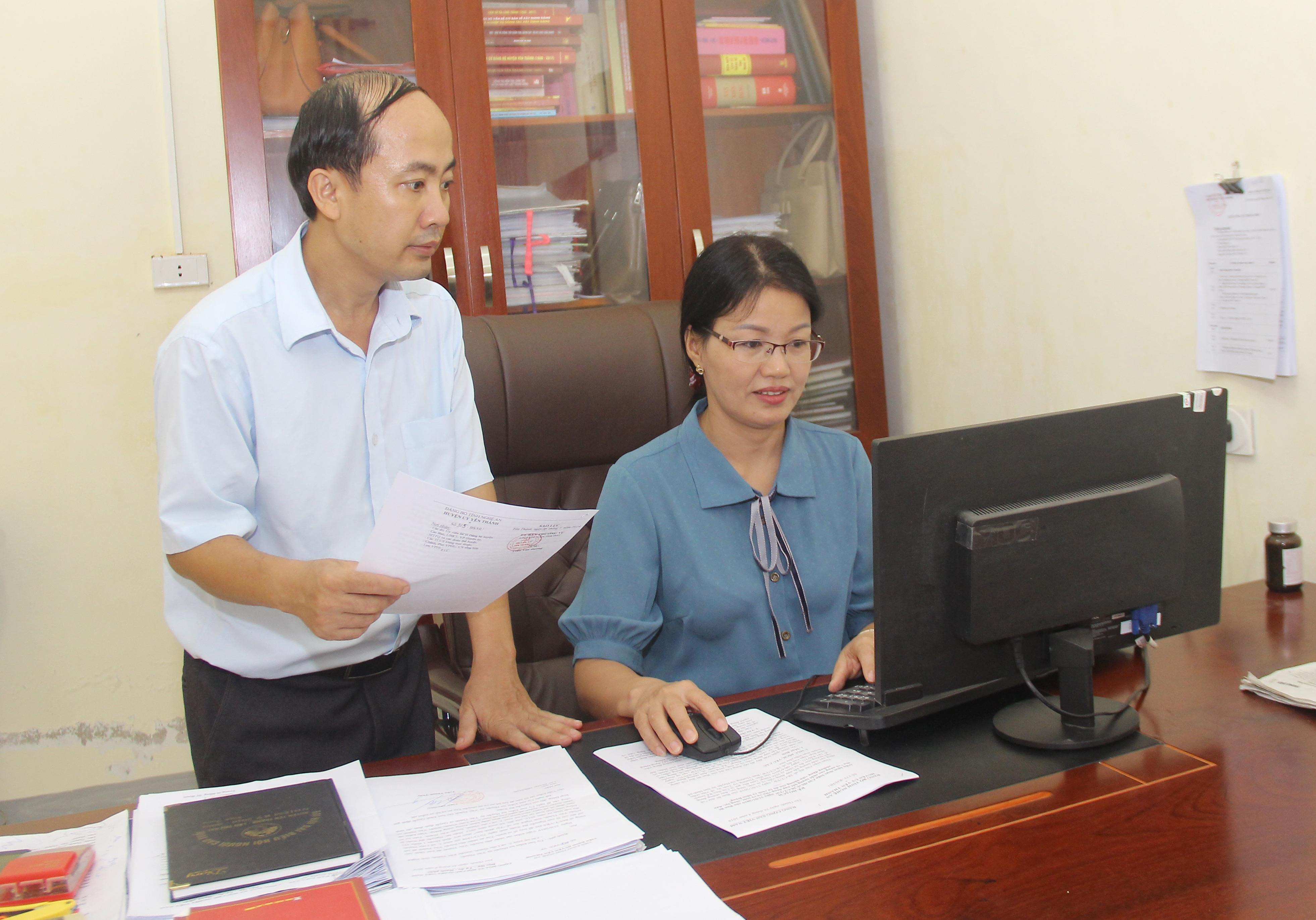 Cán bộ Ủy ban Kiểm tra Huyện ủy Yên Thành rà soát các chương trình kiểm tra, giám sát trong năm 2019. Ảnh: Minh Chi