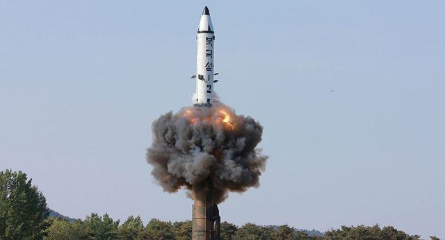 Một tên lửa Triều Tiên rời bệ phóng. Ảnh minh họa: KCNA