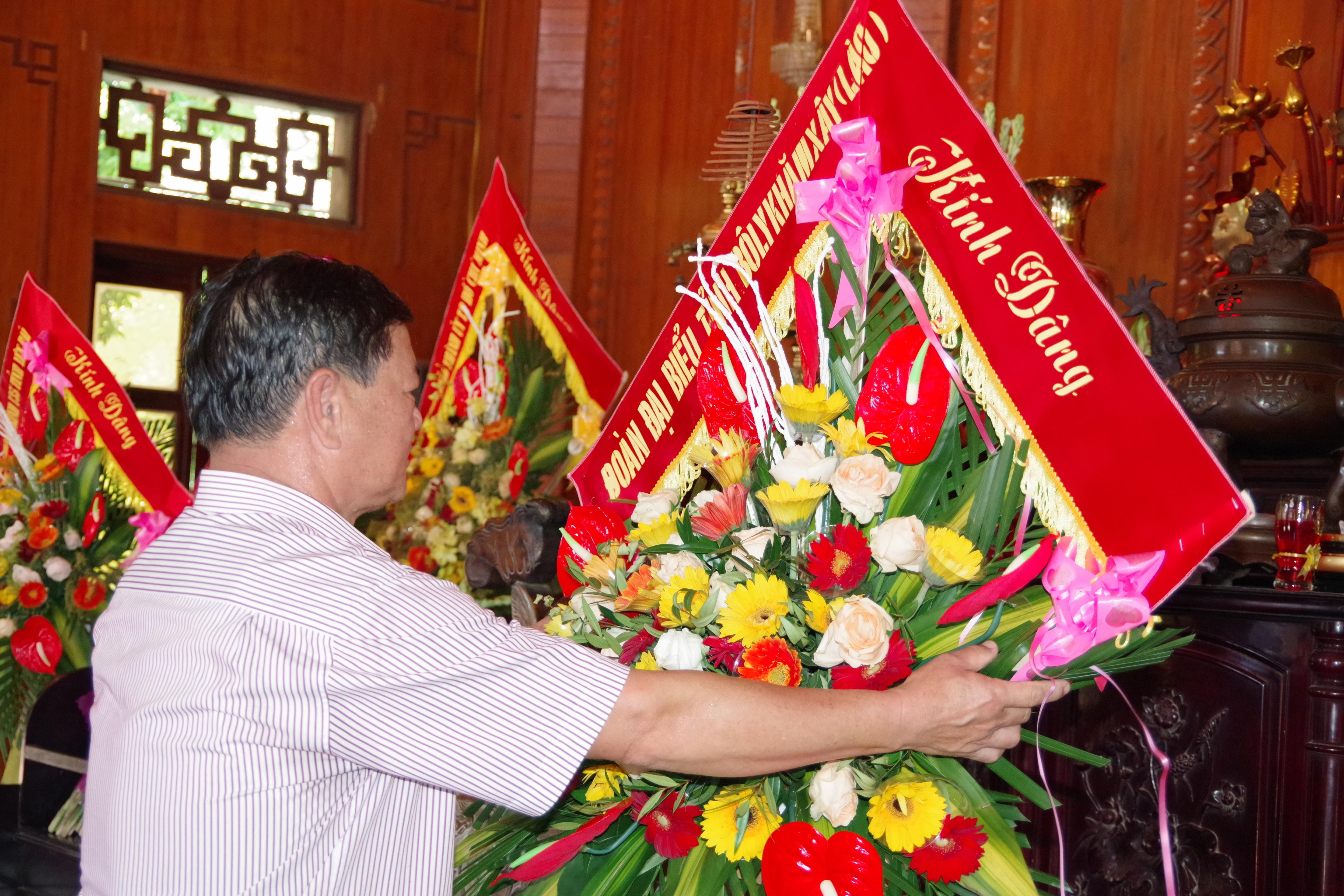 Đồng chí Bun Ma Bu Chạ Lơn - Phó Bí thư tỉnh ủy, Phó Tỉnh trưởng làm trưởng đoàn đã về dâng hương, dâng hoa lên anh linh chủ tịch Hồ Chí Minh. Ảnh: Hải Thượng