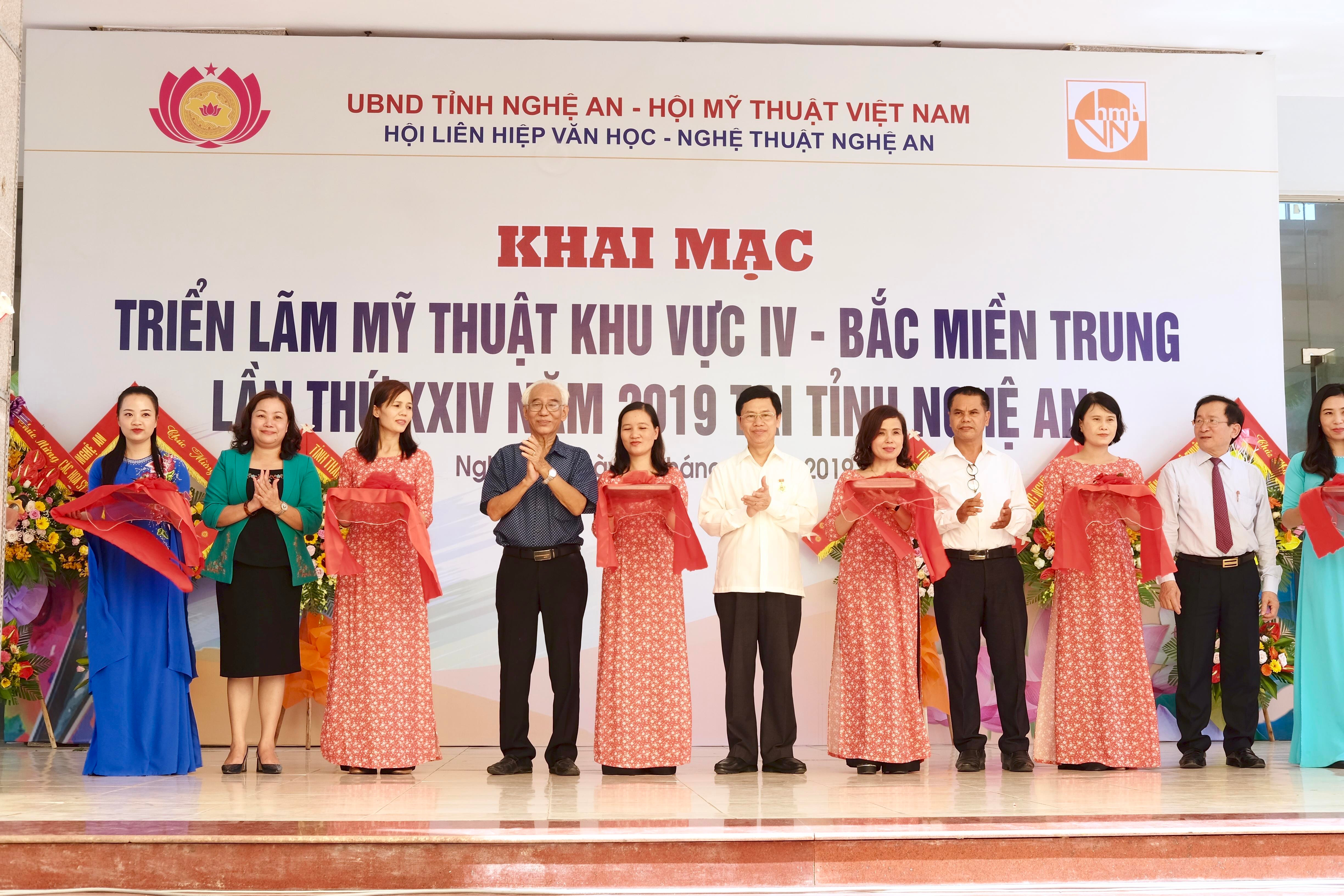 Lãnh đạo tỉnh Nghệ An cùng đại diện Hội Mỹ thuật Việt Nam cắt băng khai mạc triển lãm. 