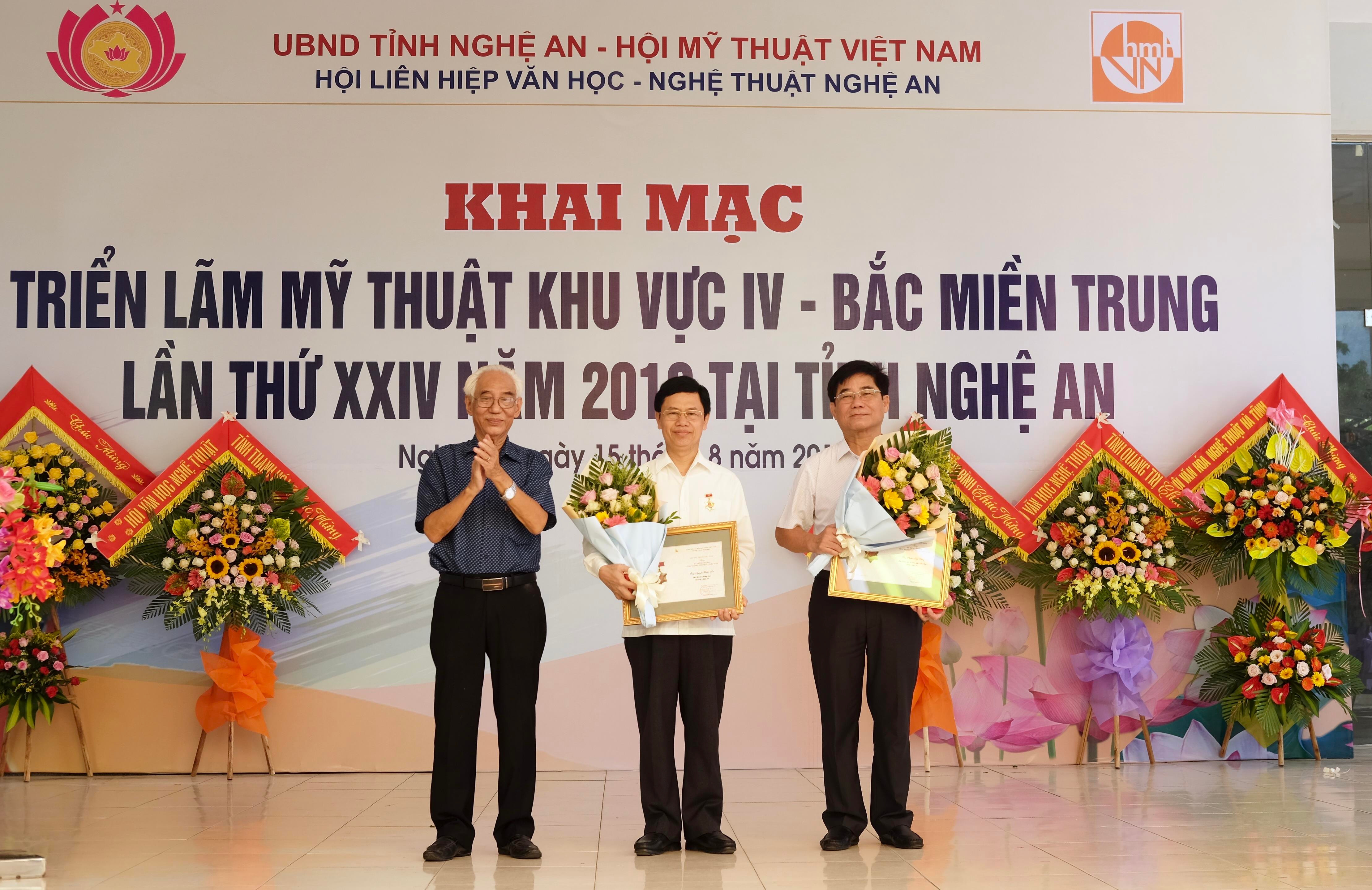 Hội Mỹ thuật Việt Nam trao tặng kỷ niệm chương cho các đồng chí lãnh đạo tỉnh Nghệ An.
