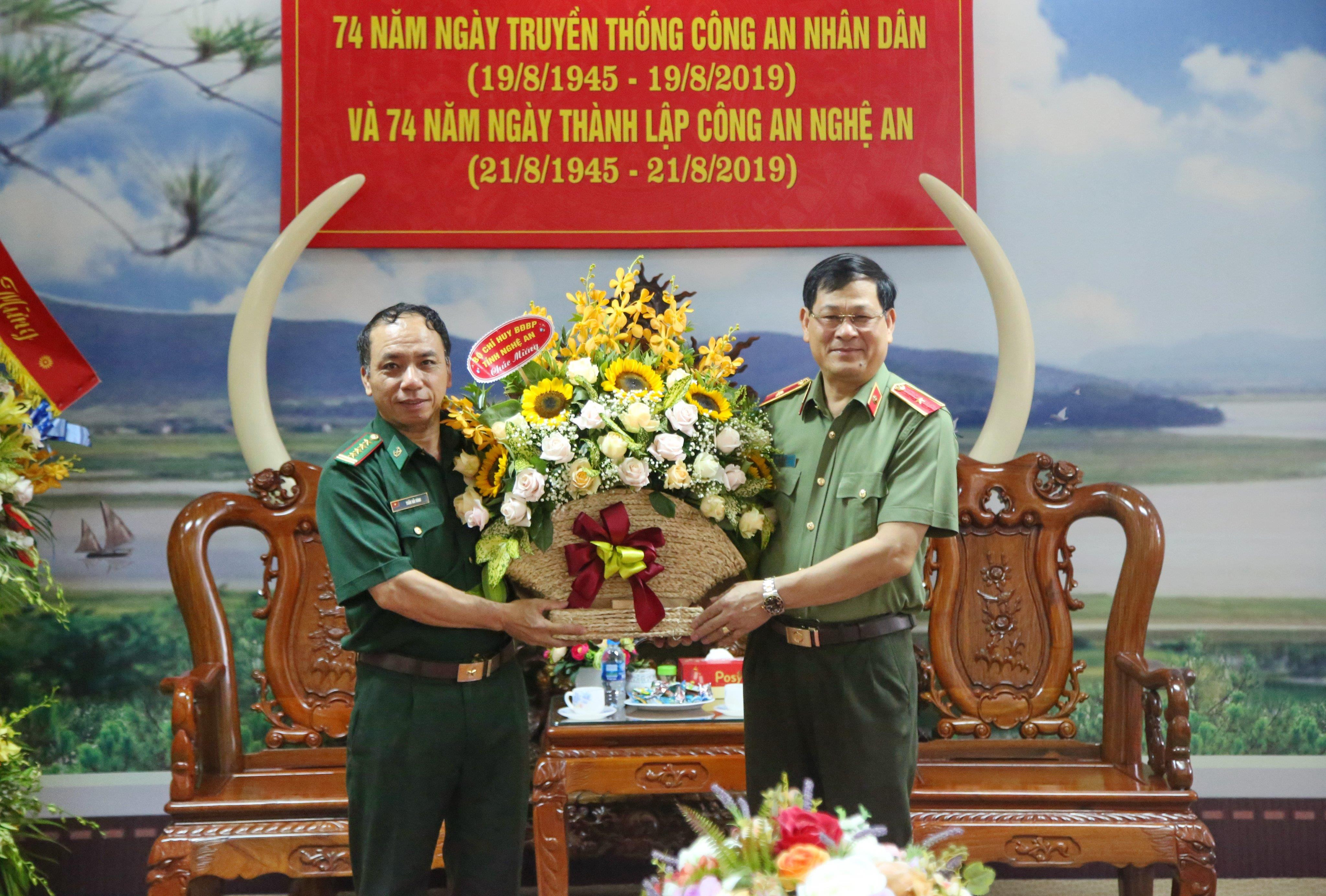 Đại tá Trần Hải Bình tặng hoa chúc mừng Công An tỉnh Nghệ An