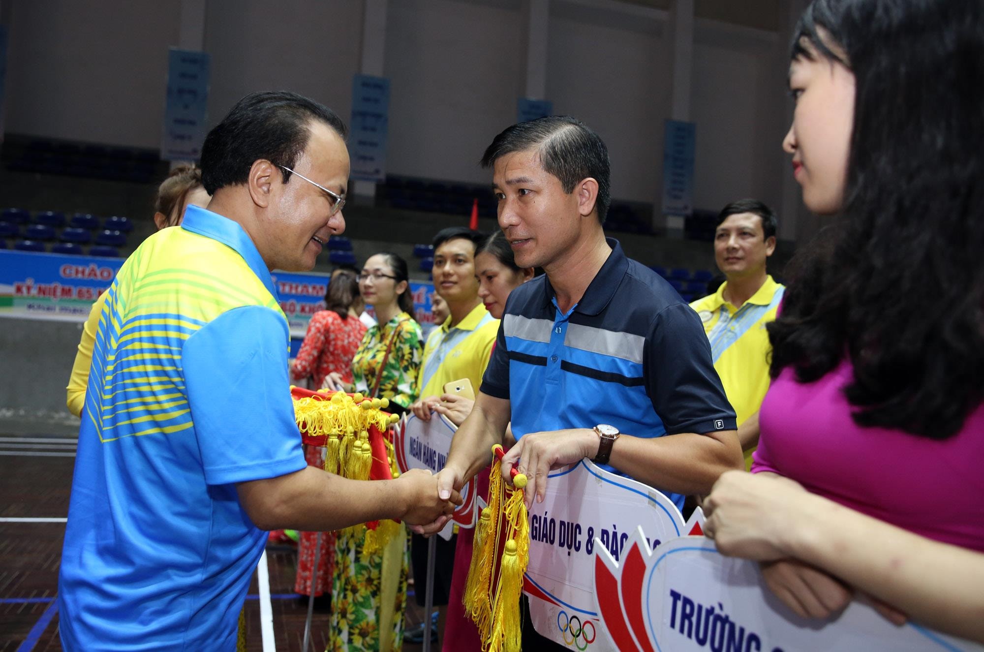 Đồng chí Nguyễn Nam Đình - Ủy viên Ban Thường vụ Tỉnh ủy, Bí thư Đảng ủy Khối Các cơ quan tỉnh trao cờ lưu niệm cho các đơn vị tham gia